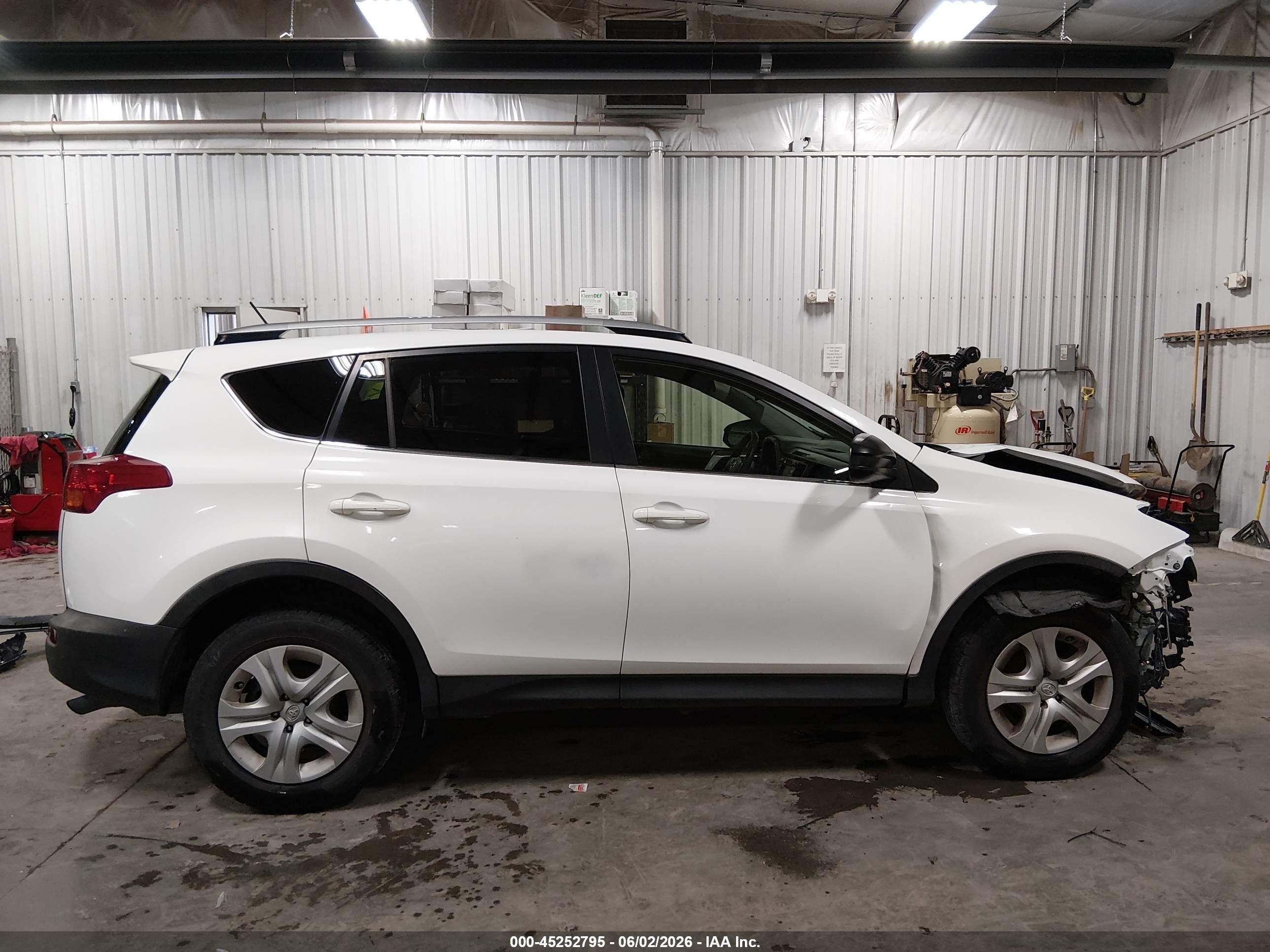 2014 Toyota Rav4 Le White vin: JTMBFREV9ED057393