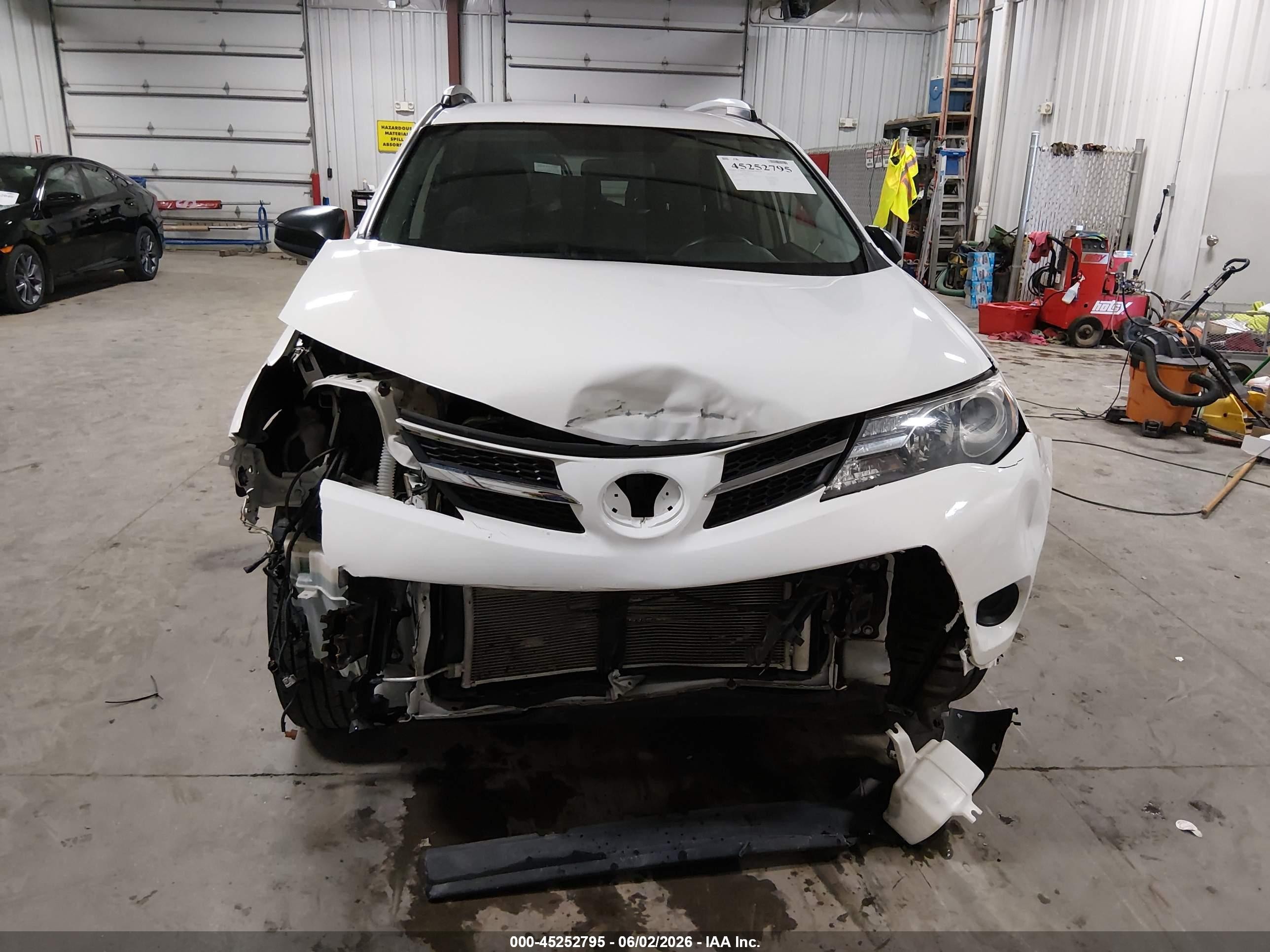 2014 Toyota Rav4 Le White vin: JTMBFREV9ED057393