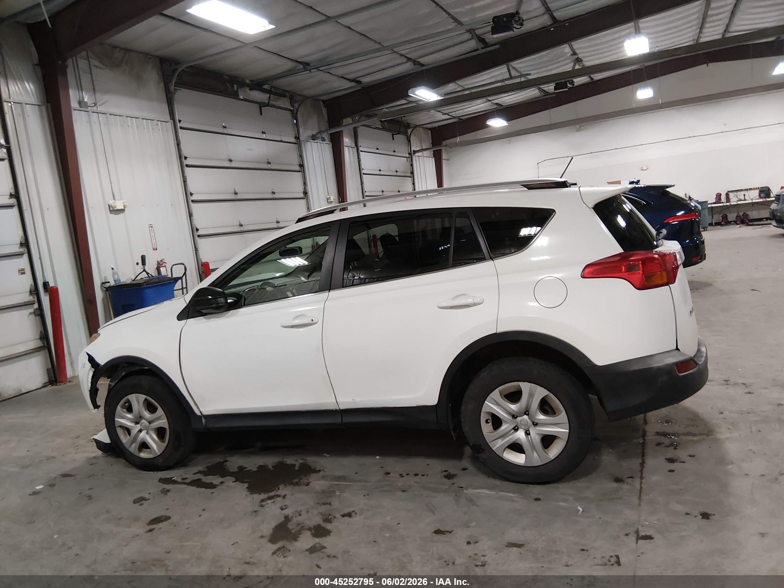 2014 Toyota Rav4 Le White vin: JTMBFREV9ED057393