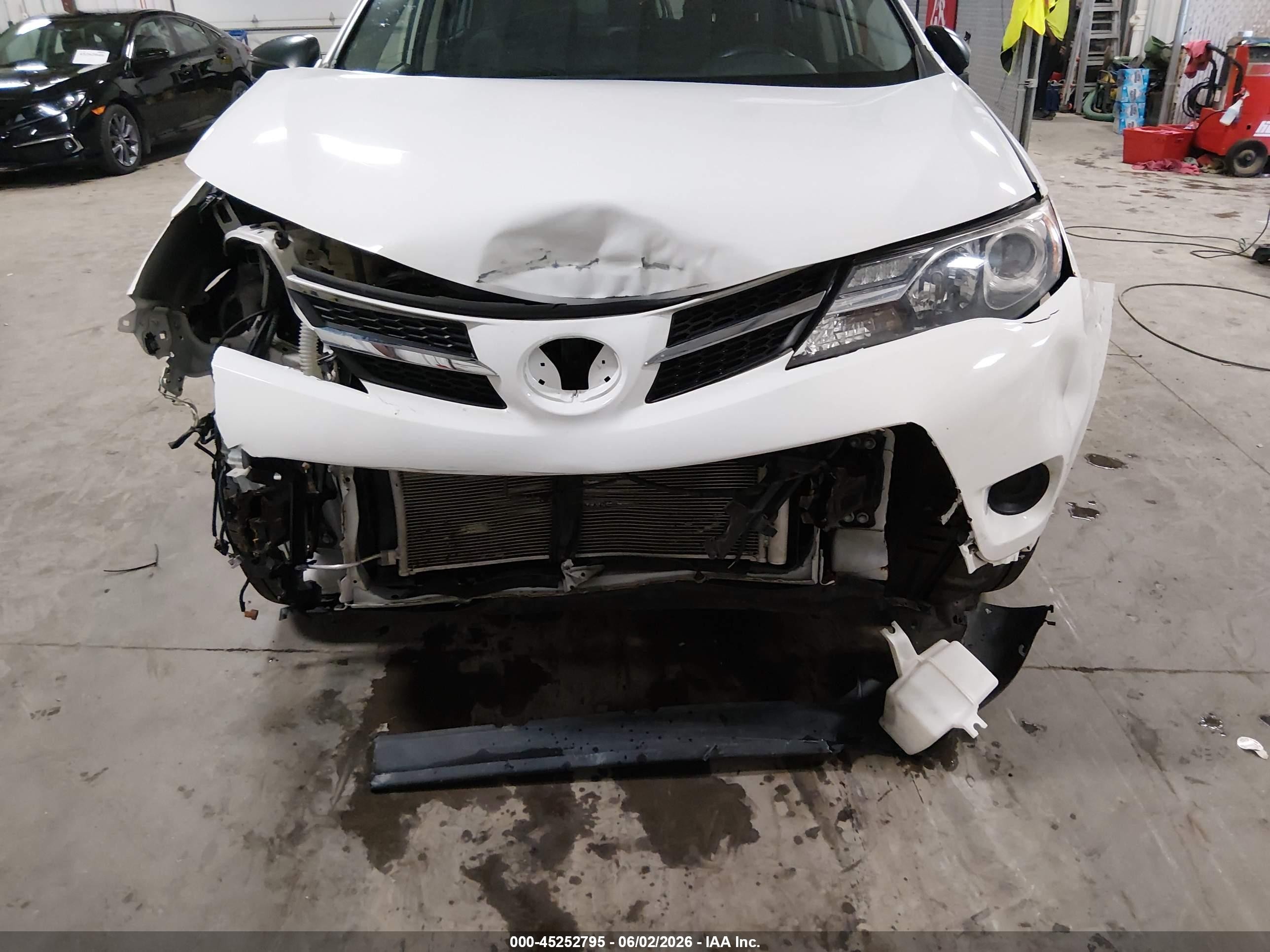 2014 Toyota Rav4 Le White vin: JTMBFREV9ED057393
