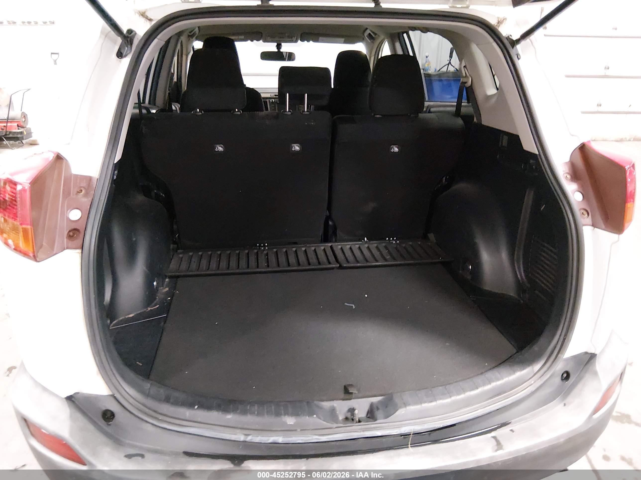2014 Toyota Rav4 Le White vin: JTMBFREV9ED057393