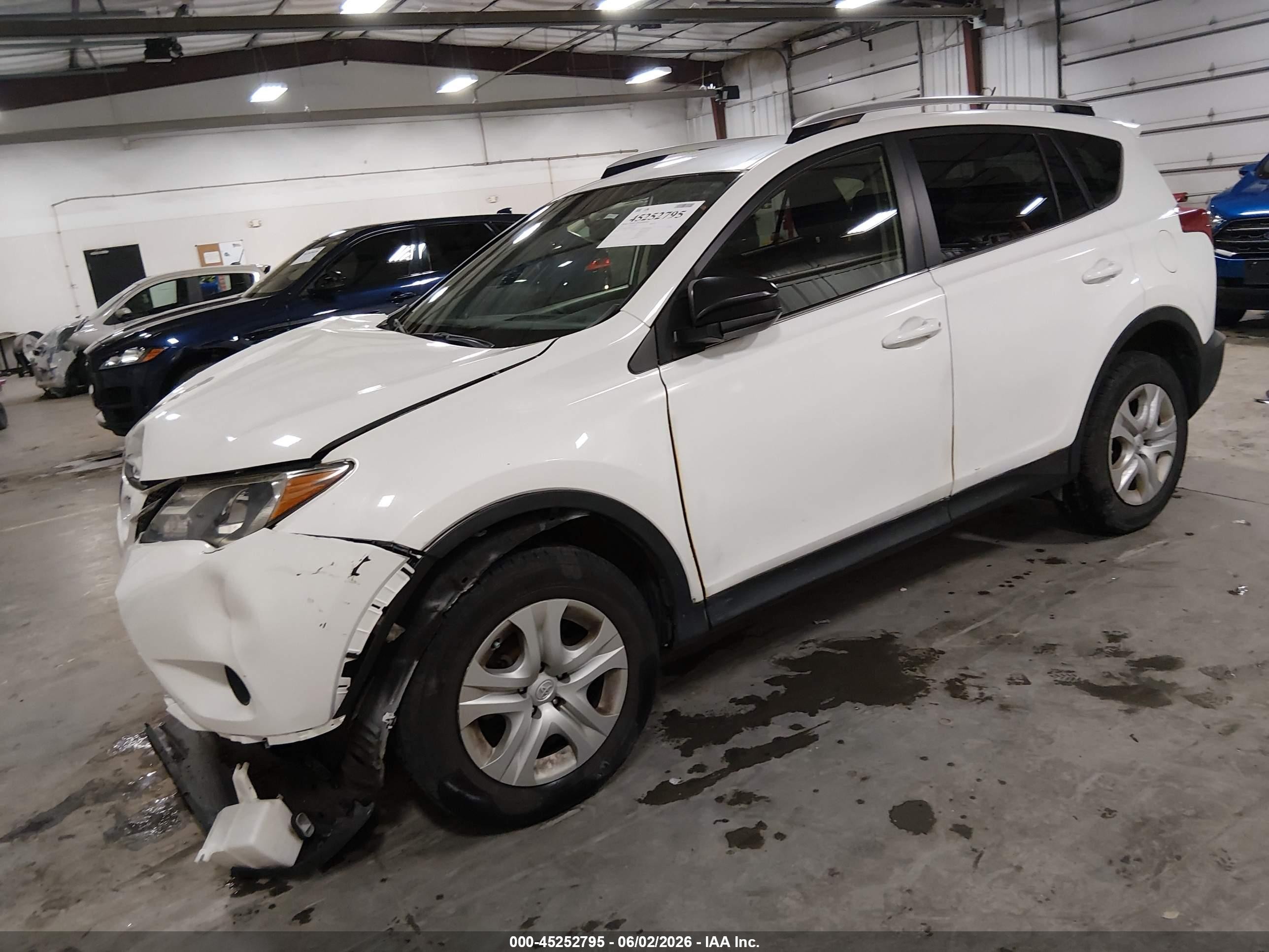 2014 Toyota Rav4 Le White vin: JTMBFREV9ED057393