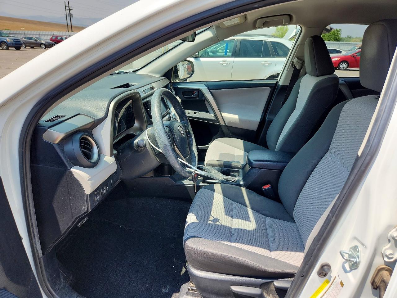 2014 Toyota Rav4 Le White vin: JTMBFREV9ED069009