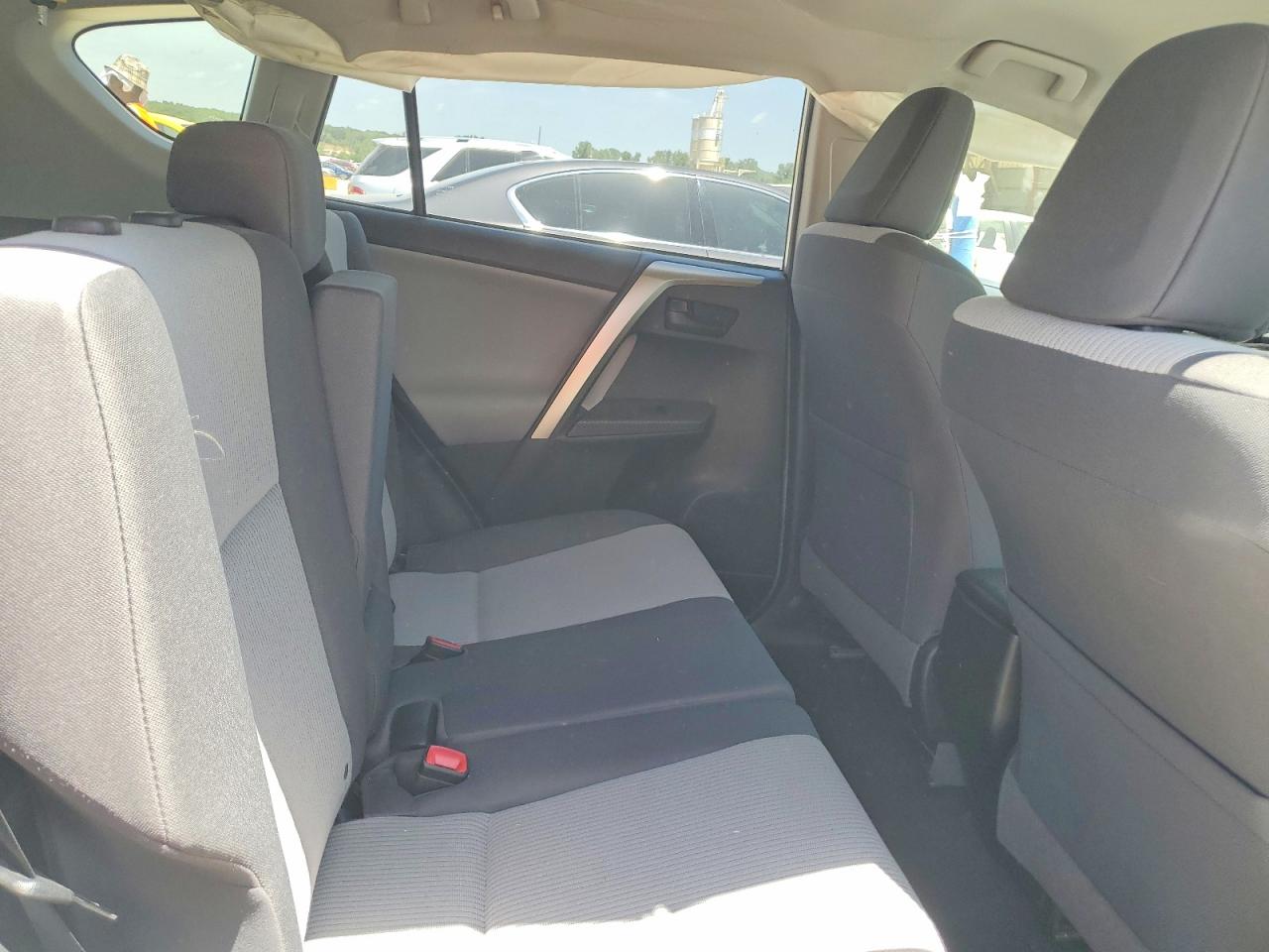 2014 Toyota Rav4 Le Silver vin: JTMBFREV9ED083623