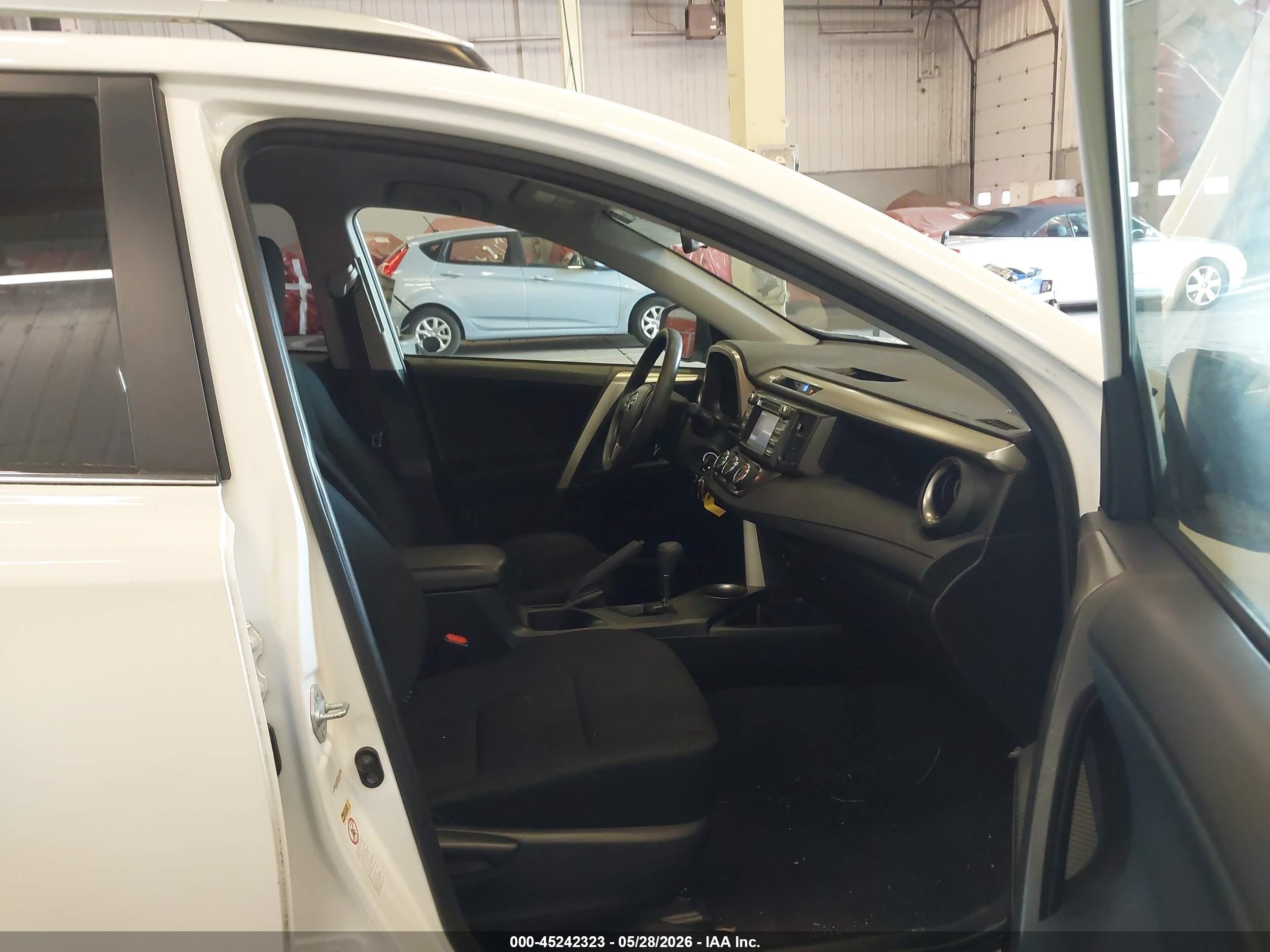 2014 Toyota Rav4 Le White vin: JTMBFREV9ED092547