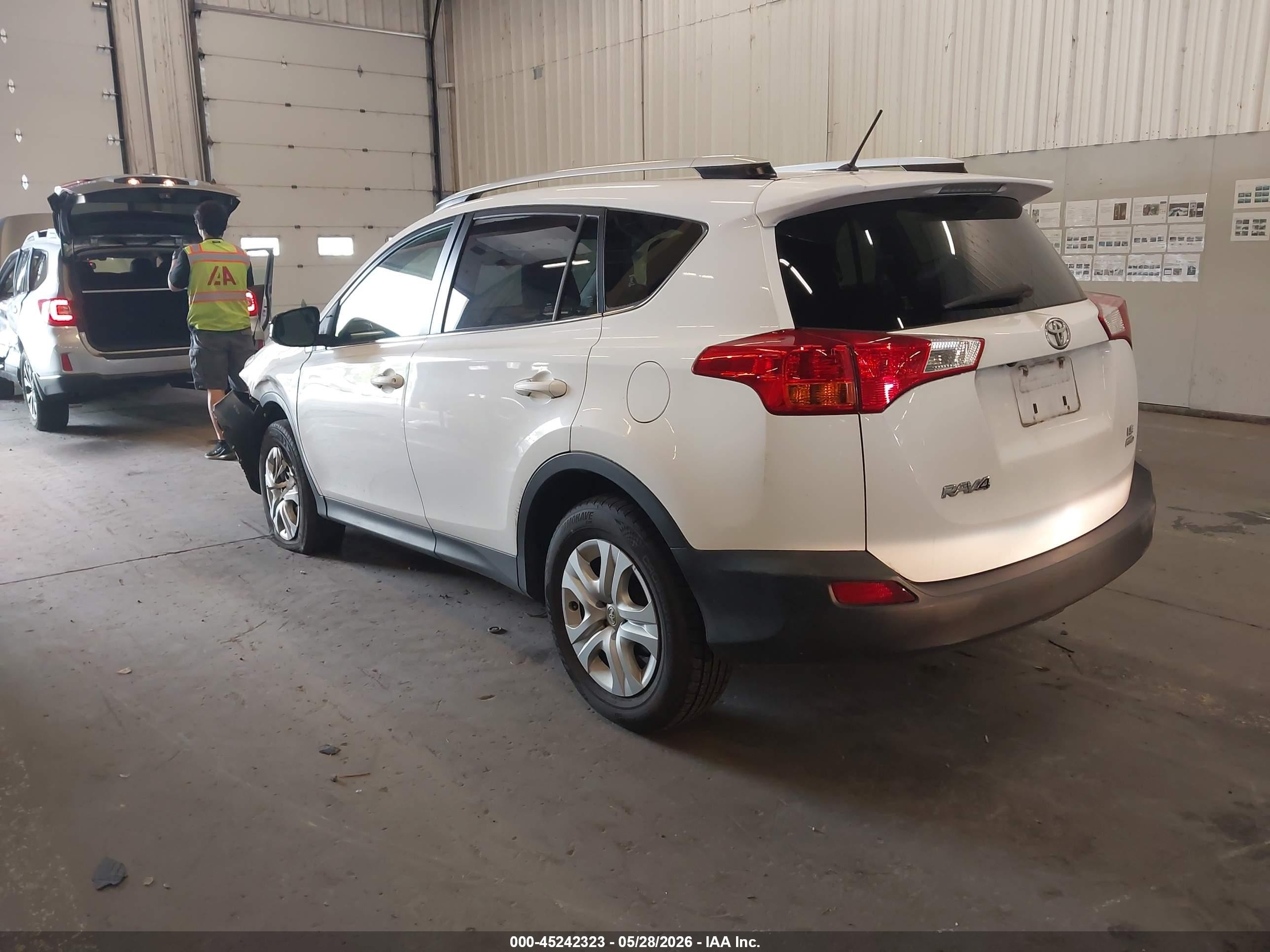 2014 Toyota Rav4 Le White vin: JTMBFREV9ED092547