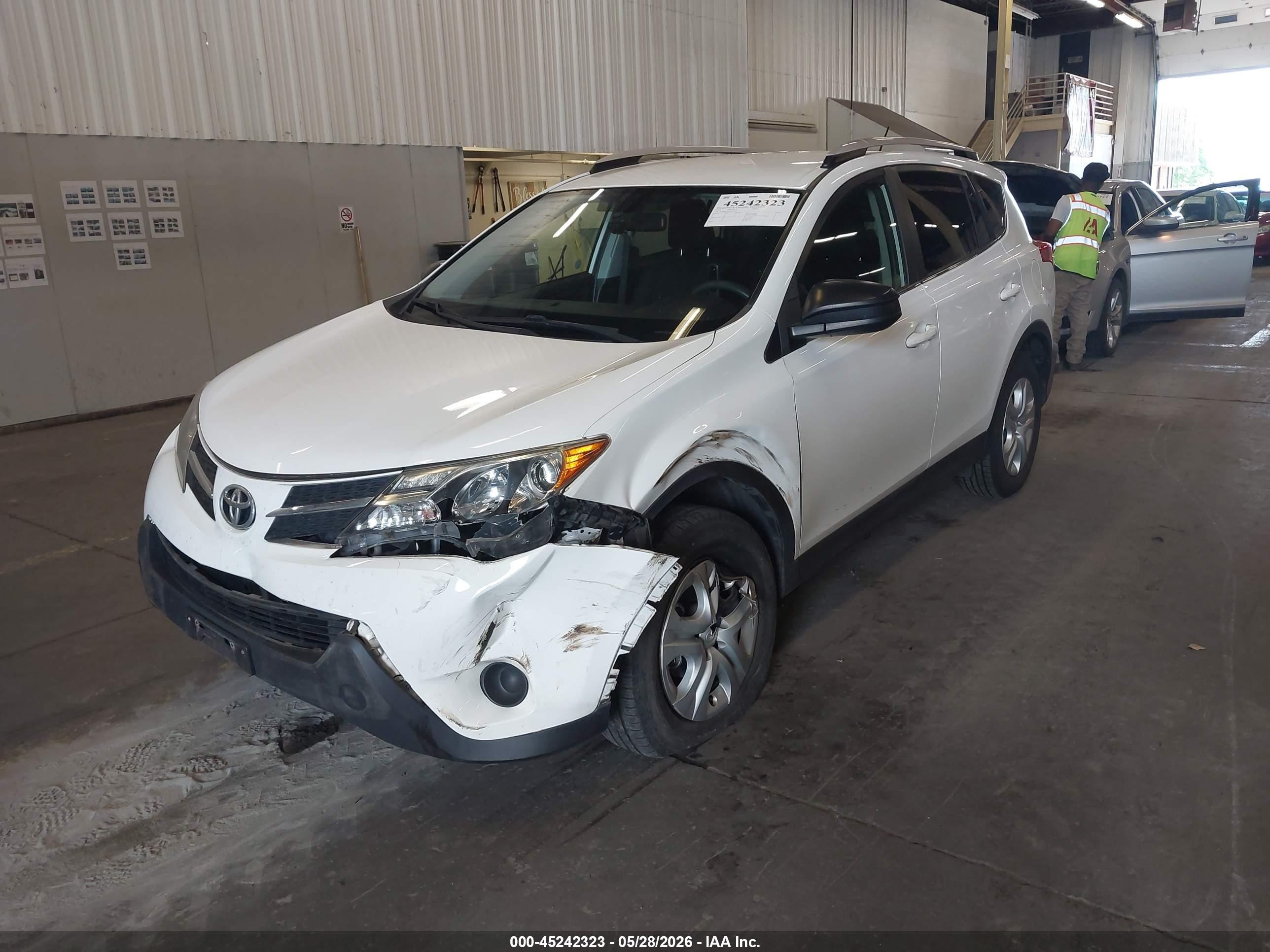 2014 Toyota Rav4 Le White vin: JTMBFREV9ED092547