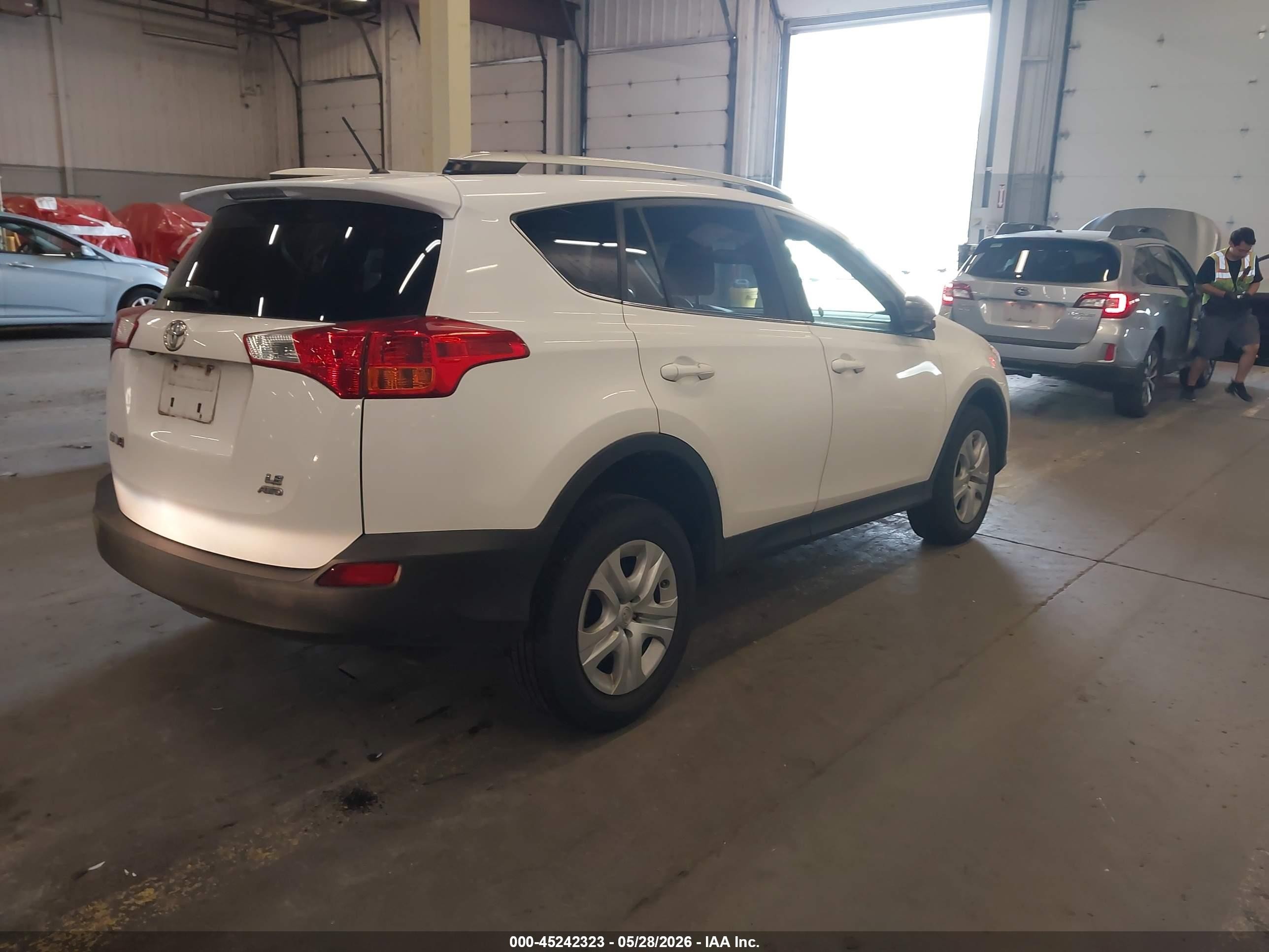 2014 Toyota Rav4 Le White vin: JTMBFREV9ED092547