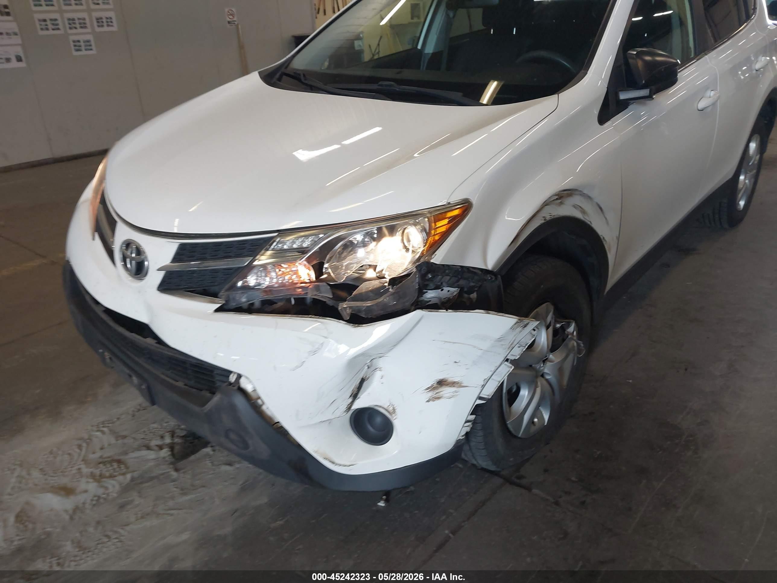 2014 Toyota Rav4 Le White vin: JTMBFREV9ED092547