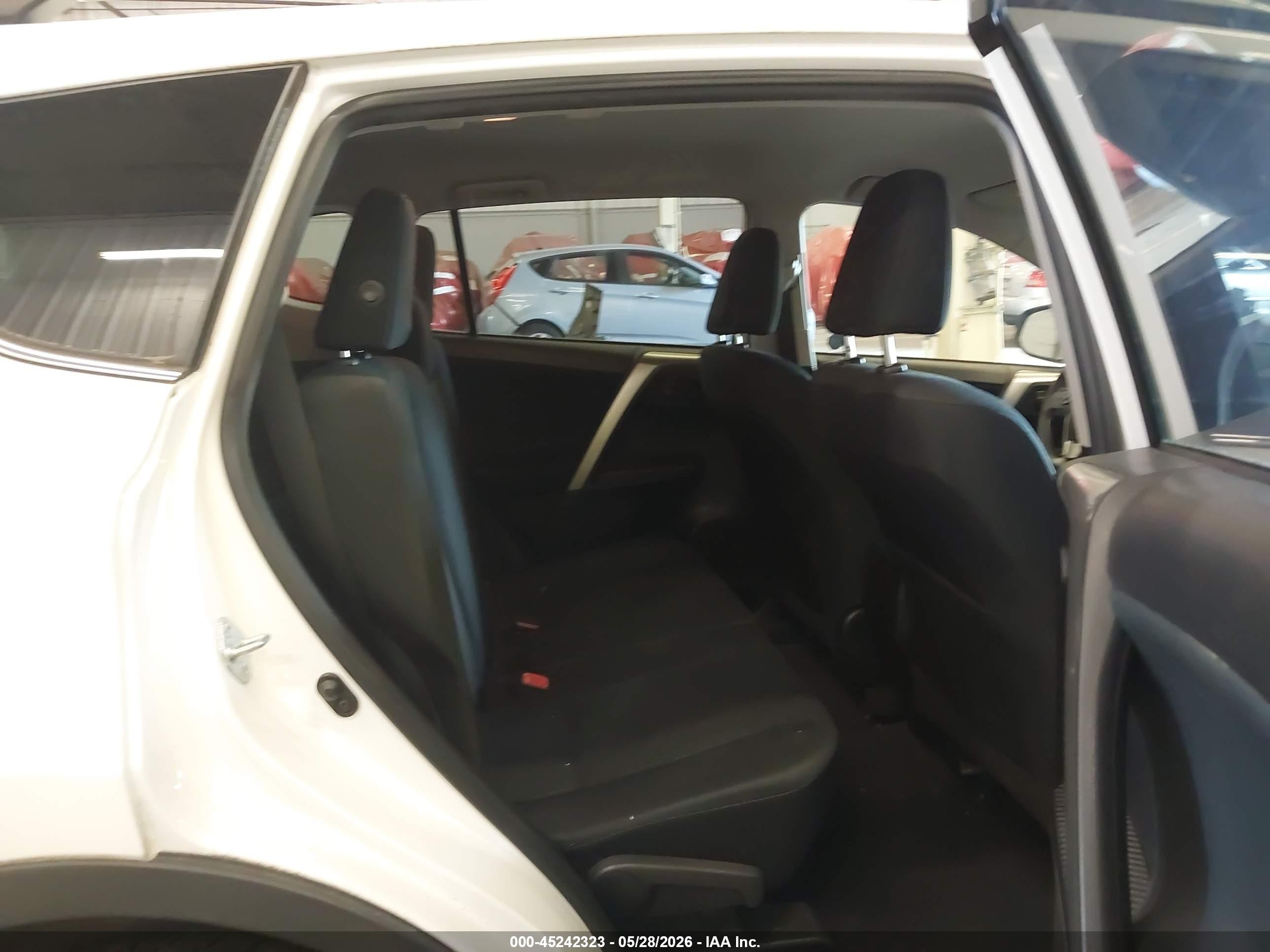 2014 Toyota Rav4 Le White vin: JTMBFREV9ED092547