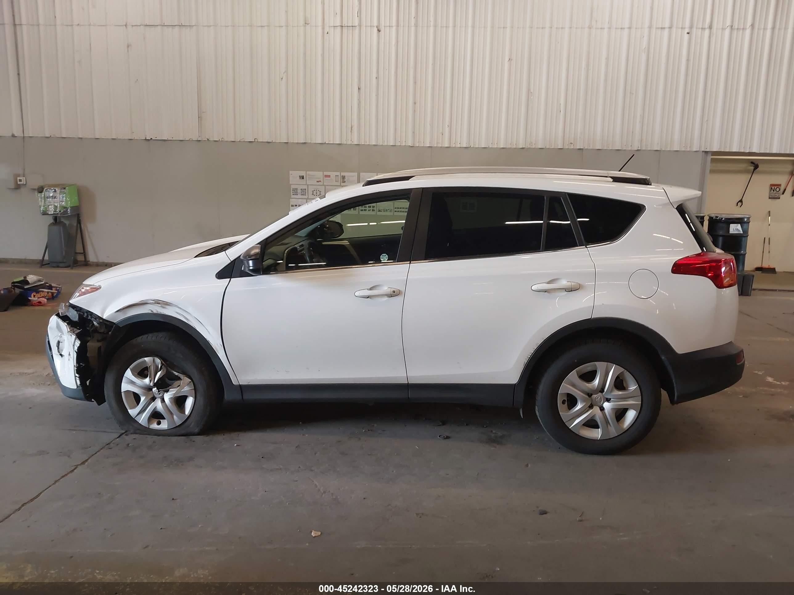 2014 Toyota Rav4 Le White vin: JTMBFREV9ED092547