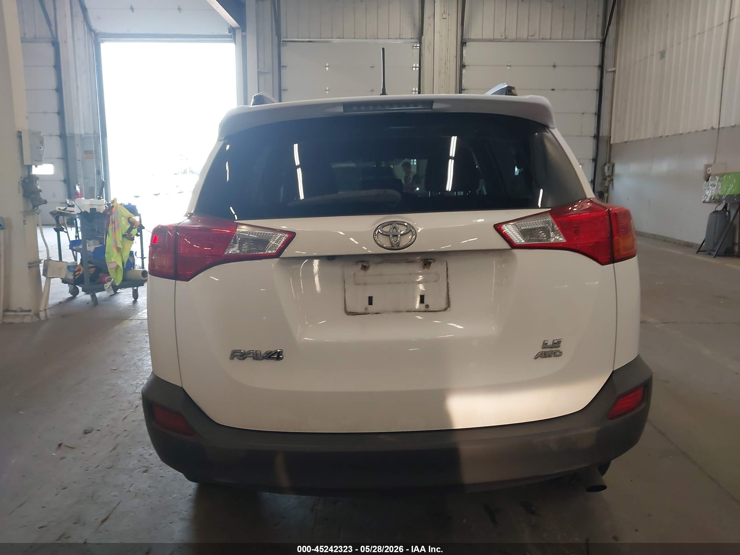 2014 Toyota Rav4 Le White vin: JTMBFREV9ED092547