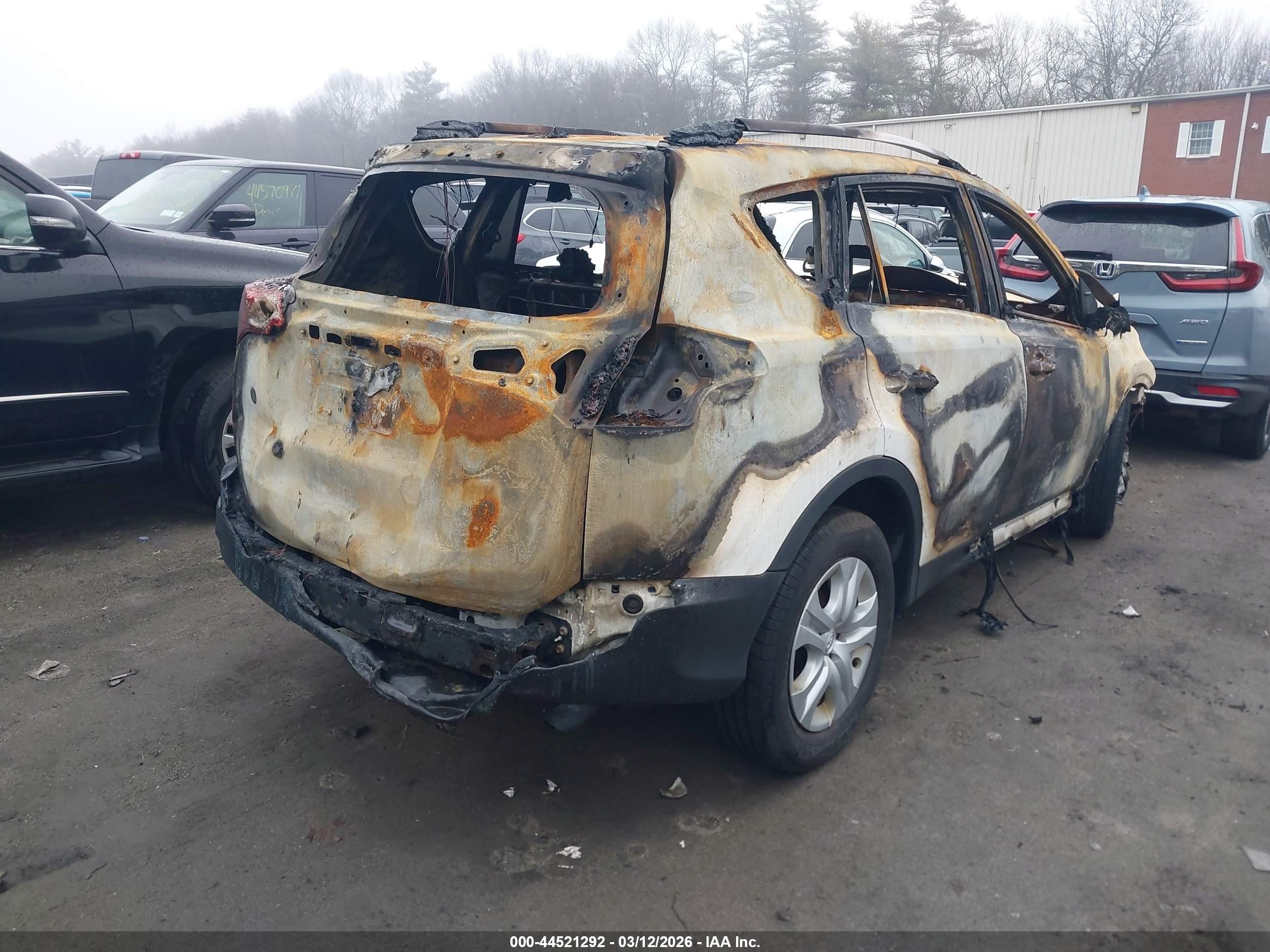 2015 Toyota Rav4 Le White vin: JTMBFREV9FD138413