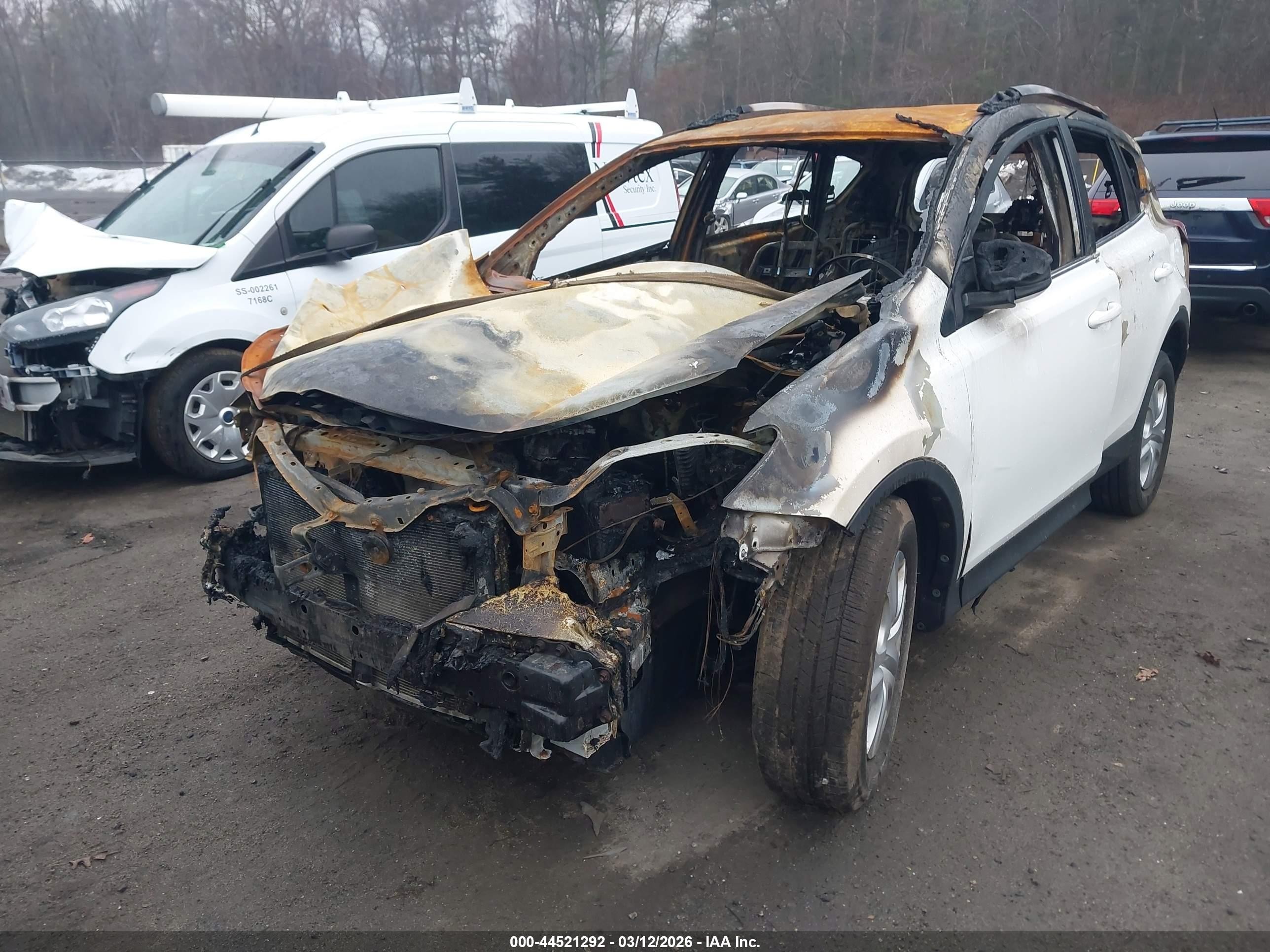 2015 Toyota Rav4 Le White vin: JTMBFREV9FD138413
