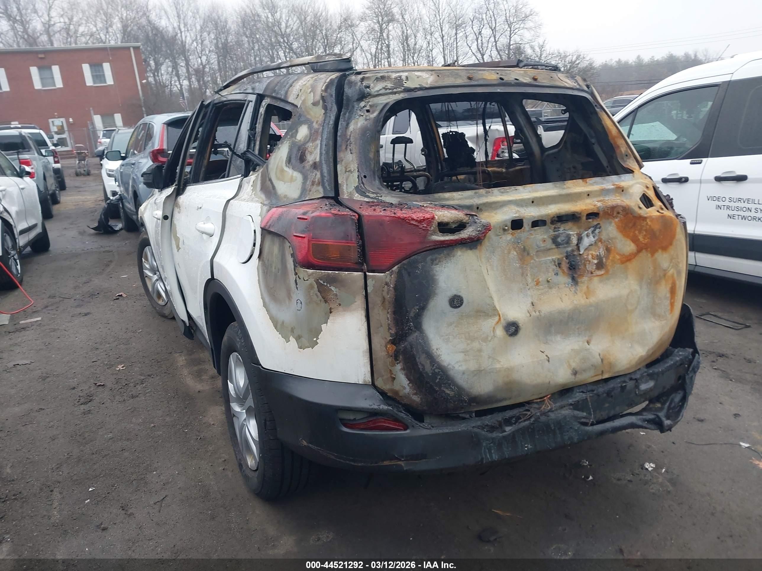 2015 Toyota Rav4 Le White vin: JTMBFREV9FD138413