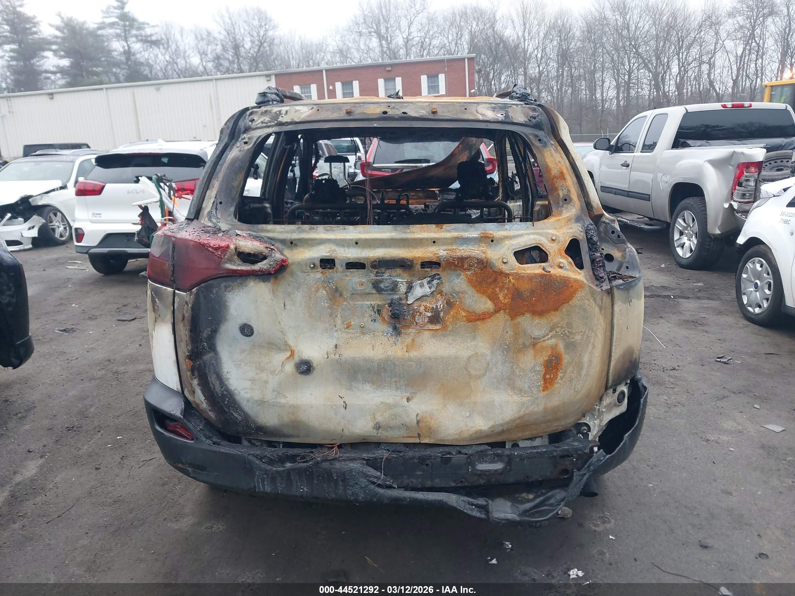 2015 Toyota Rav4 Le White vin: JTMBFREV9FD138413