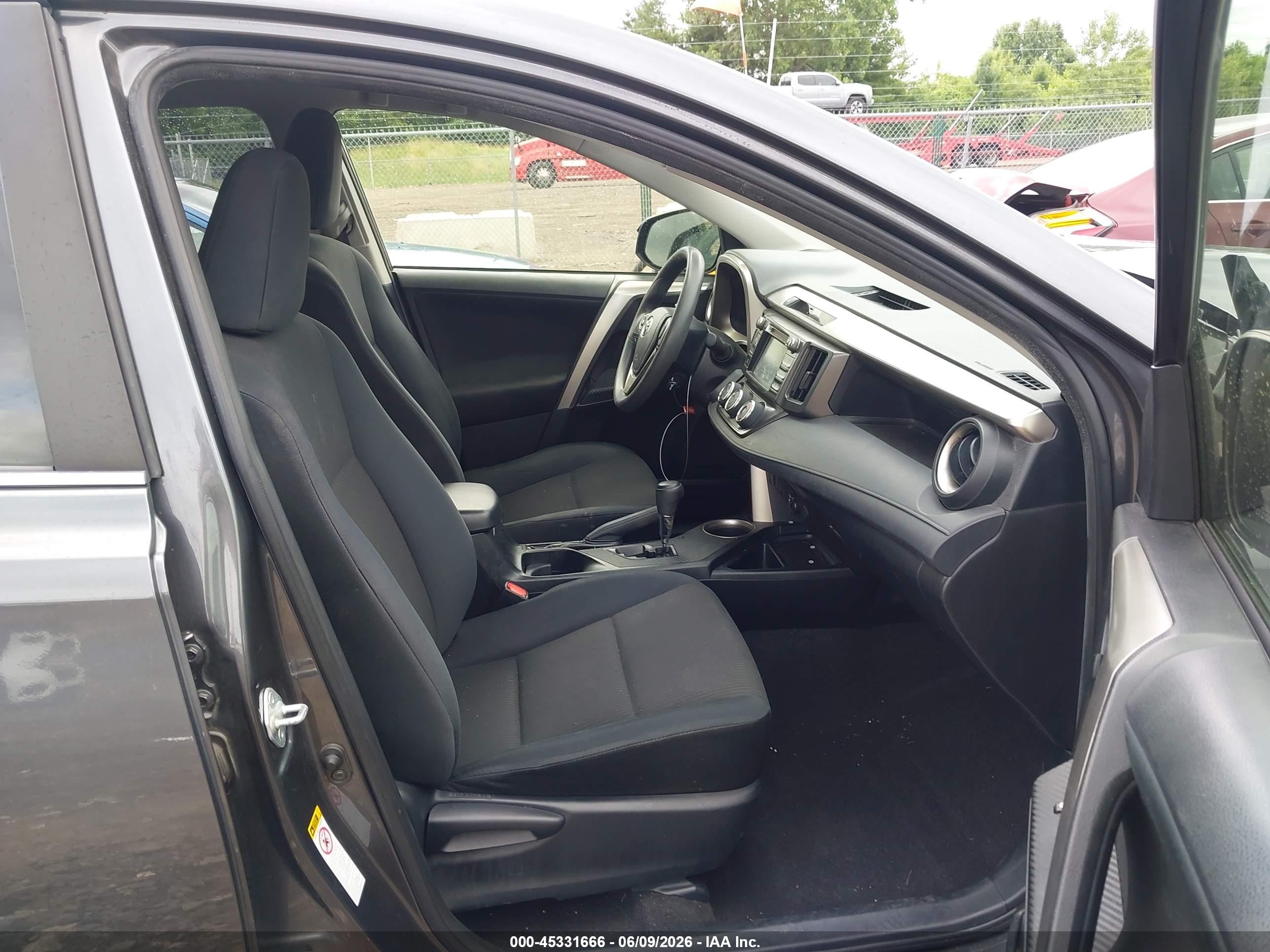 2015 Toyota Rav4 Le Gray vin: JTMBFREV9FD172559