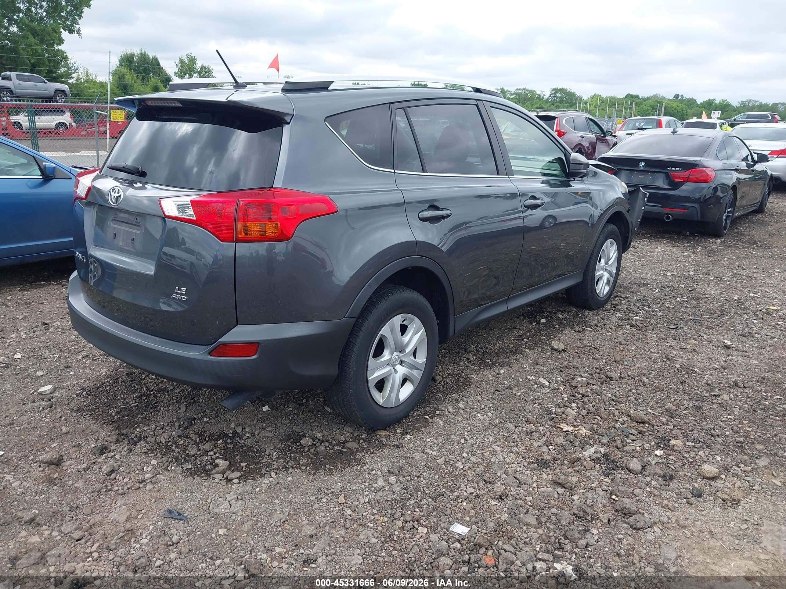 2015 Toyota Rav4 Le Gray vin: JTMBFREV9FD172559