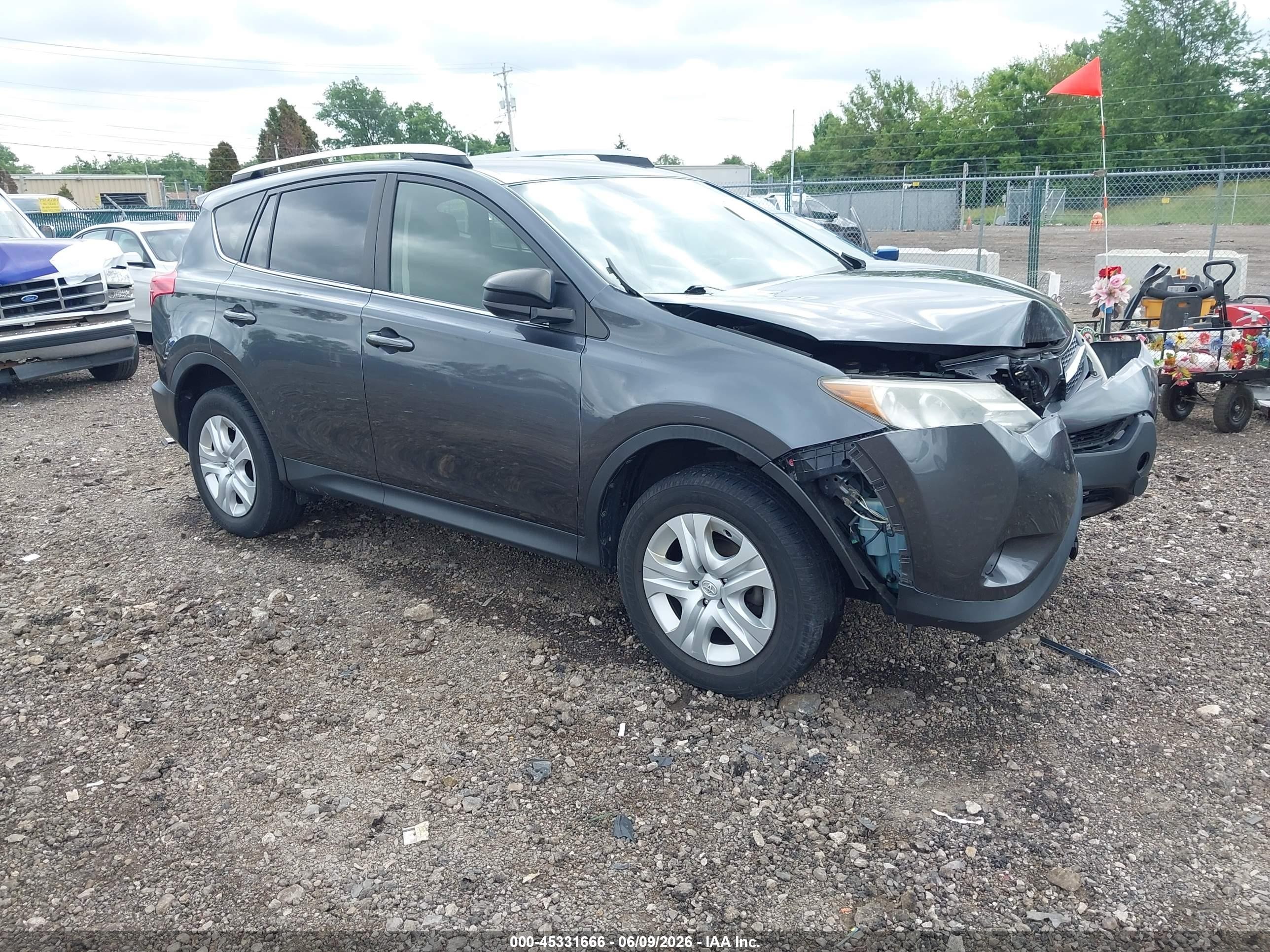 2015 Toyota Rav4 Le Gray vin: JTMBFREV9FD172559
