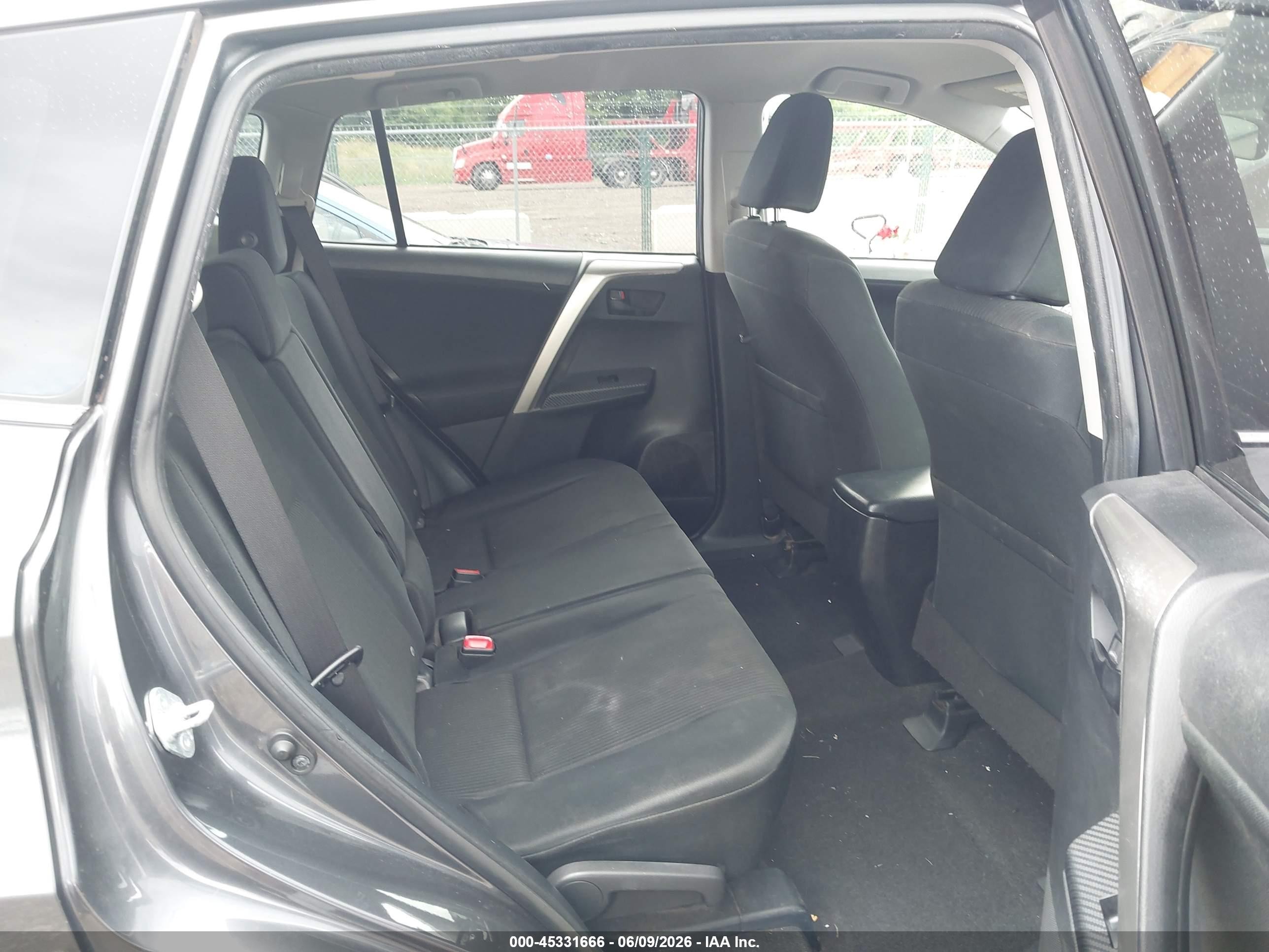 2015 Toyota Rav4 Le Gray vin: JTMBFREV9FD172559