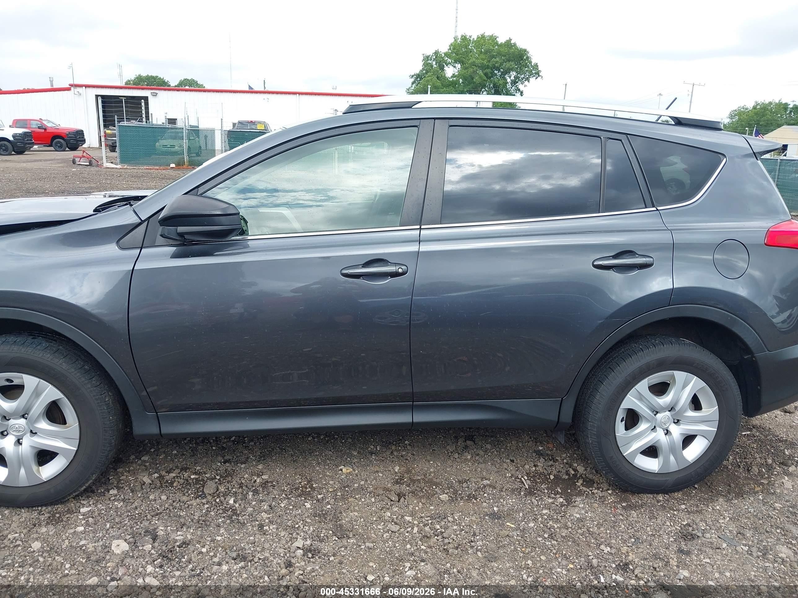 2015 Toyota Rav4 Le Gray vin: JTMBFREV9FD172559