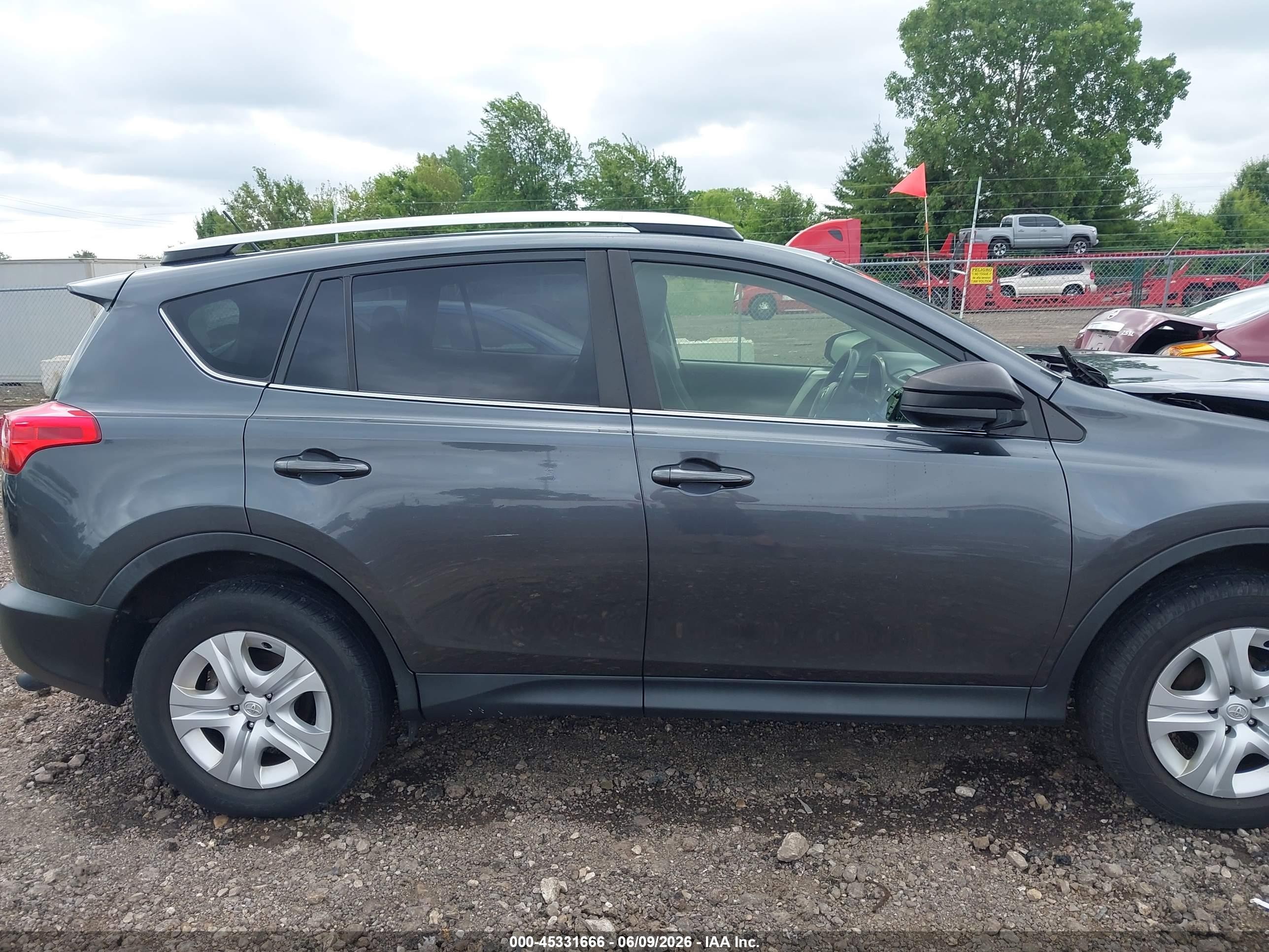 2015 Toyota Rav4 Le Gray vin: JTMBFREV9FD172559