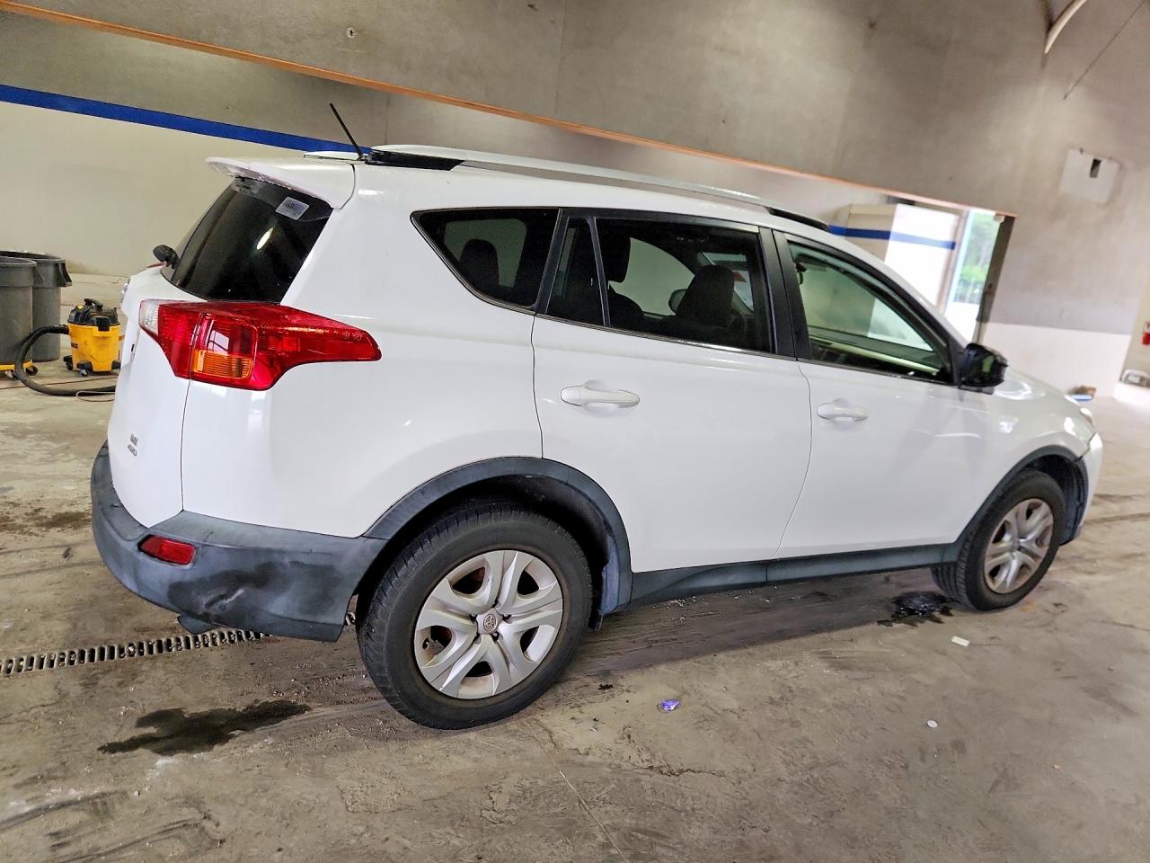 2015 Toyota Rav4 Le White vin: JTMBFREV9FJ021285