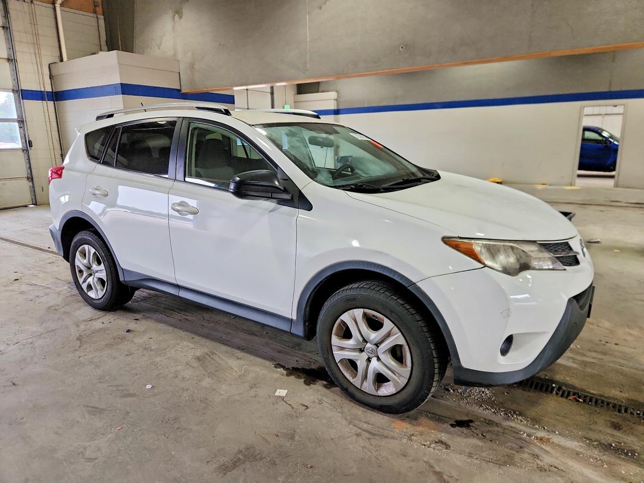 2015 Toyota Rav4 Le White vin: JTMBFREV9FJ021285