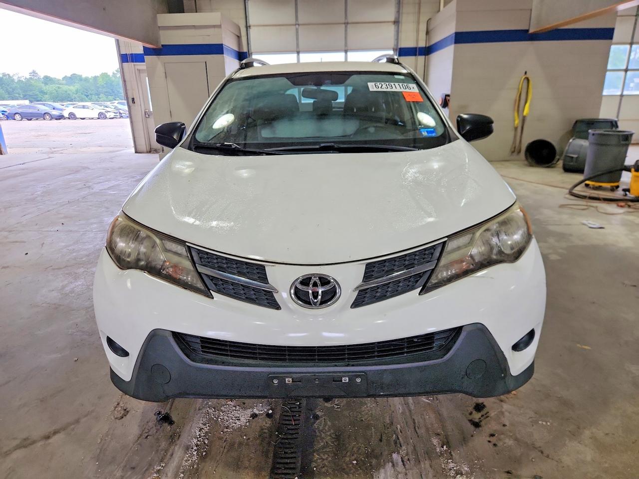 2015 Toyota Rav4 Le White vin: JTMBFREV9FJ021285