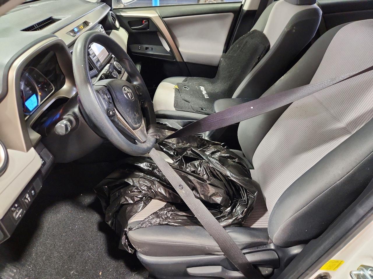 2015 Toyota Rav4 Le White vin: JTMBFREV9FJ021285
