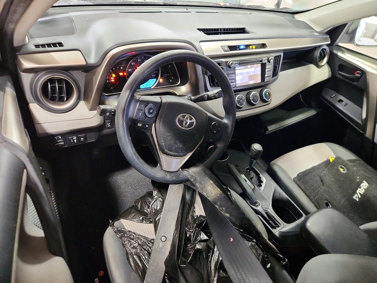 2015 Toyota Rav4 Le White vin: JTMBFREV9FJ021285