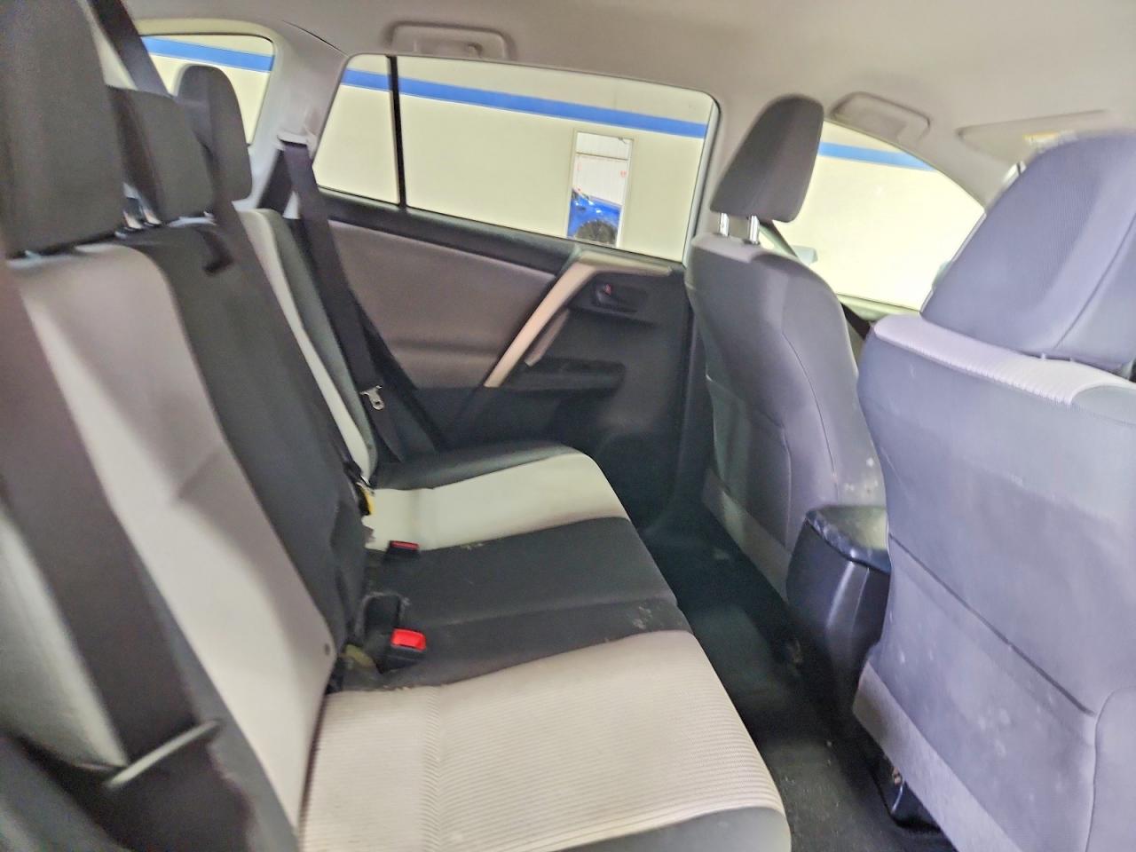 2015 Toyota Rav4 Le White vin: JTMBFREV9FJ021285
