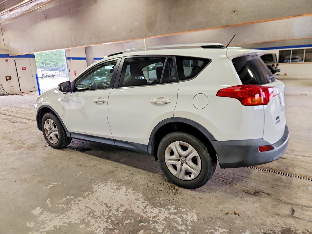 2015 Toyota Rav4 Le White vin: JTMBFREV9FJ021285