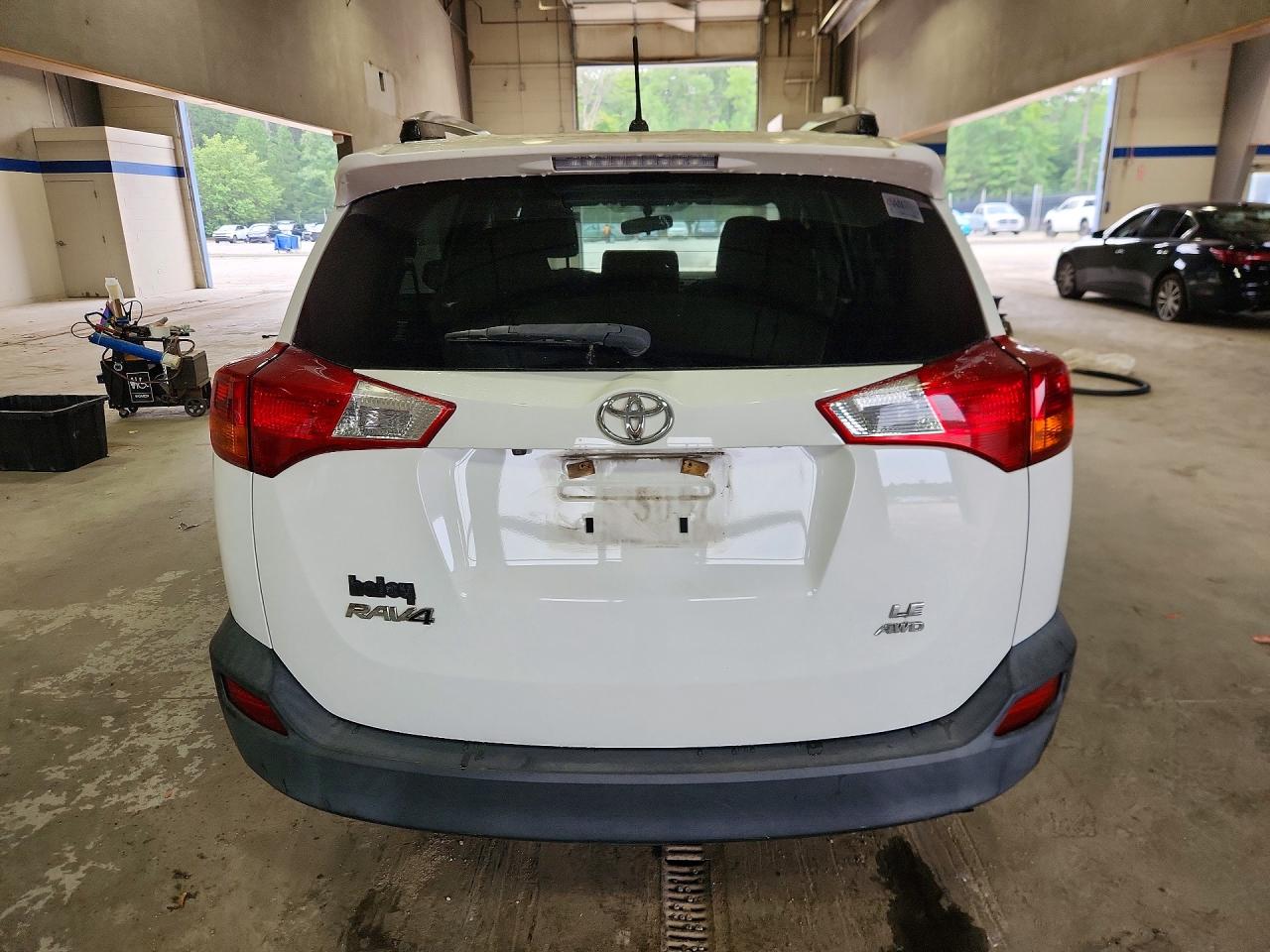 2015 Toyota Rav4 Le White vin: JTMBFREV9FJ021285