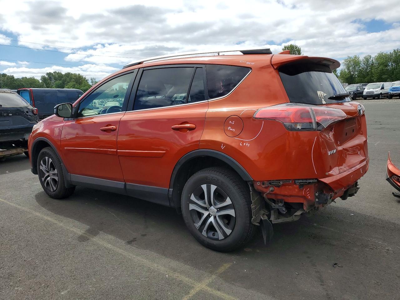2016 Toyota Rav4 Le Orange vin: JTMBFREV9GJ096585