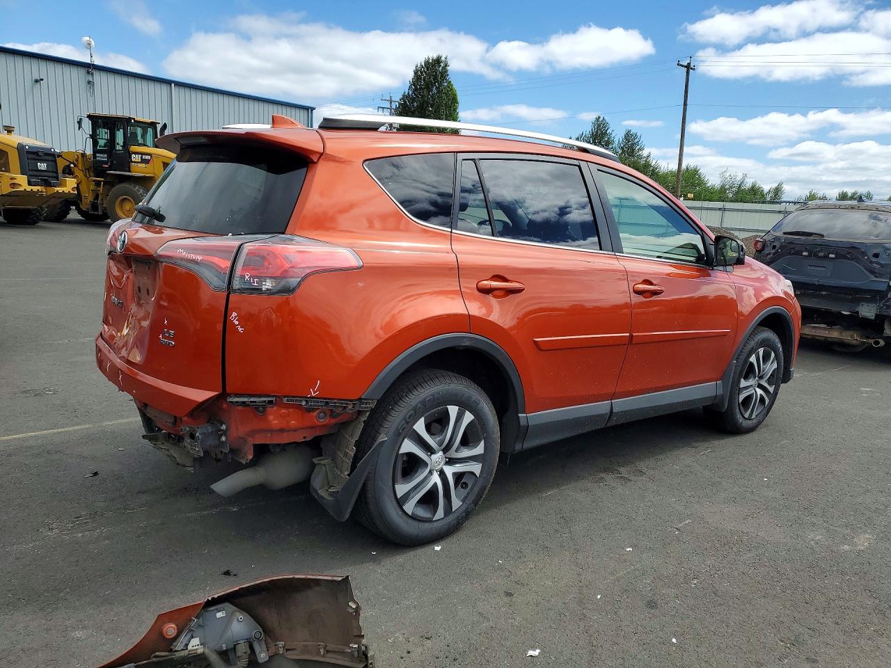 2016 Toyota Rav4 Le Orange vin: JTMBFREV9GJ096585