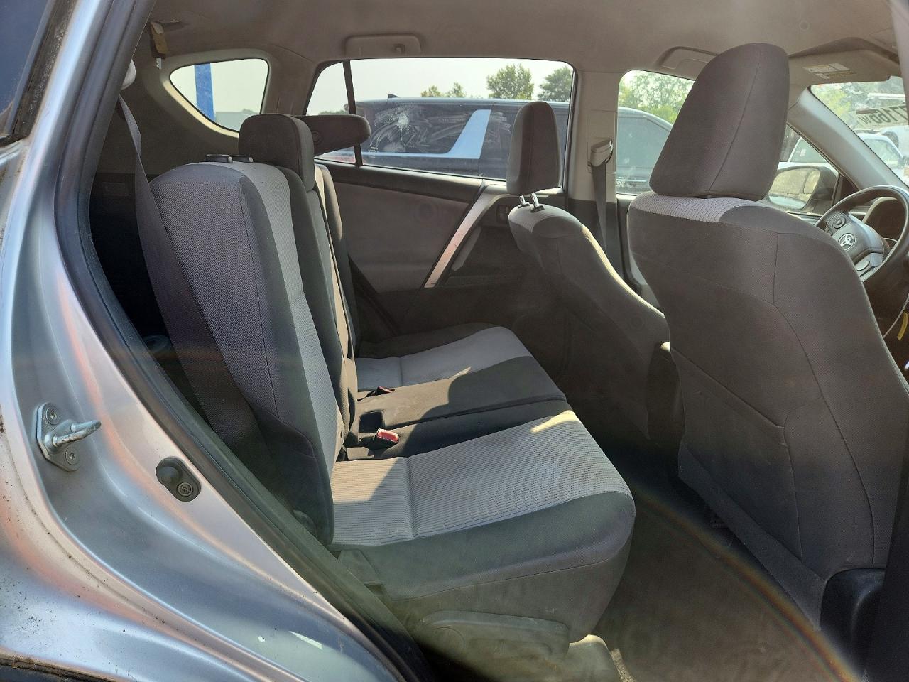 2014 Toyota Rav4 Le Silver vin: JTMBFREVXED049433