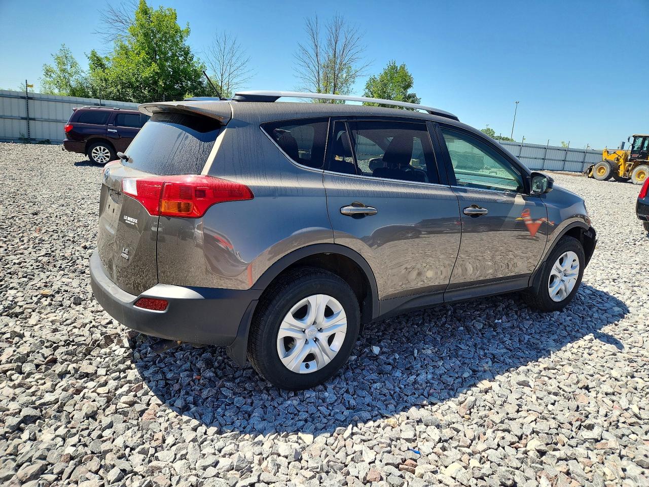 2015 Toyota Rav4 Le Brown vin: JTMBFREVXFD135519