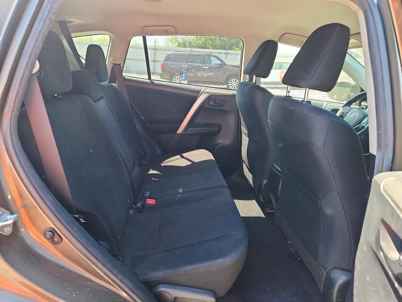 2015 Toyota Rav4 Le Brown vin: JTMBFREVXFD135519