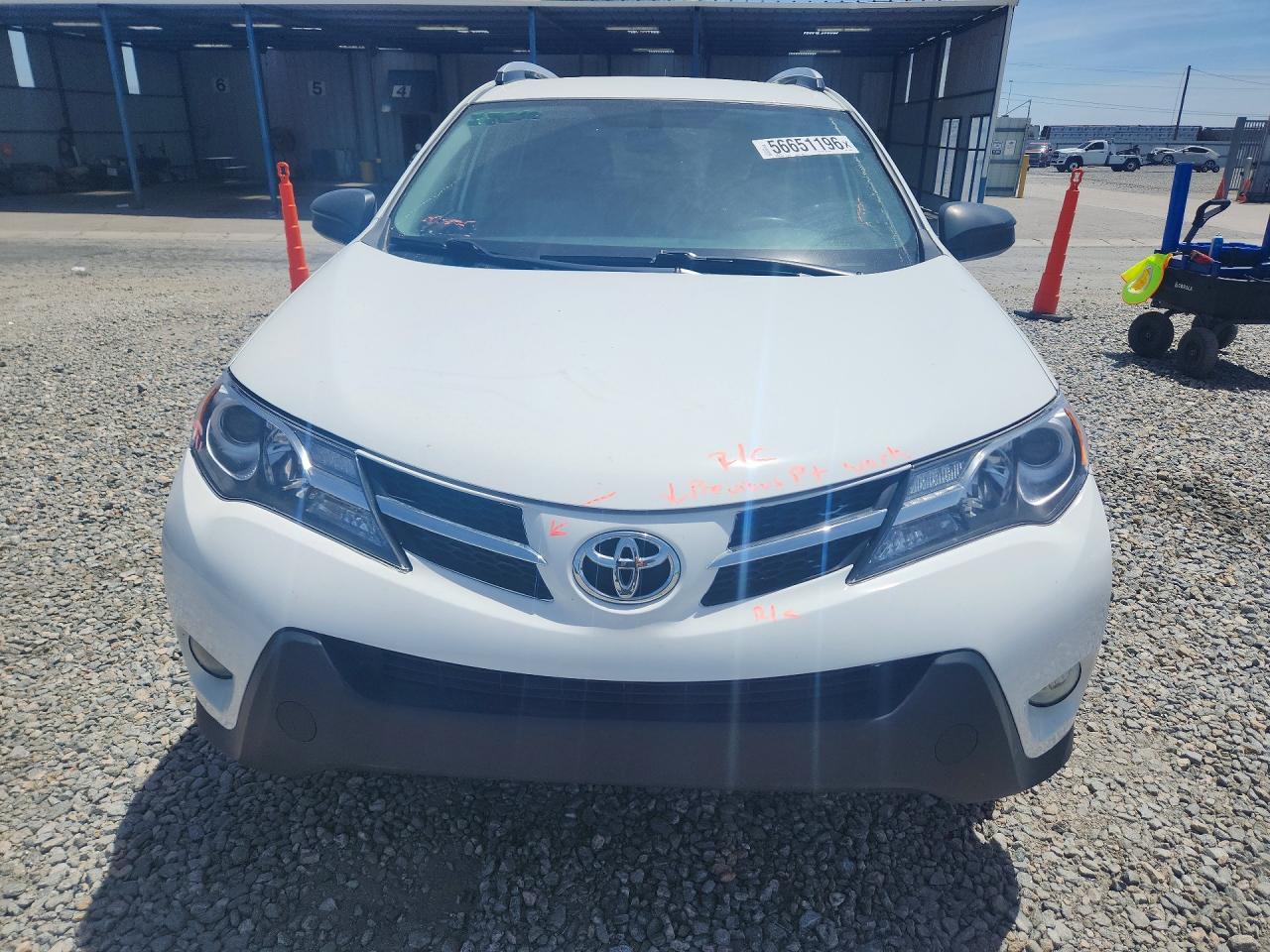 2015 Toyota Rav4 Le White vin: JTMBFREVXFD147475
