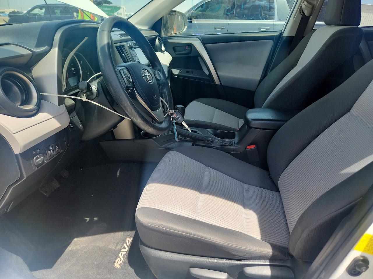 2015 Toyota Rav4 Le White vin: JTMBFREVXFD147475