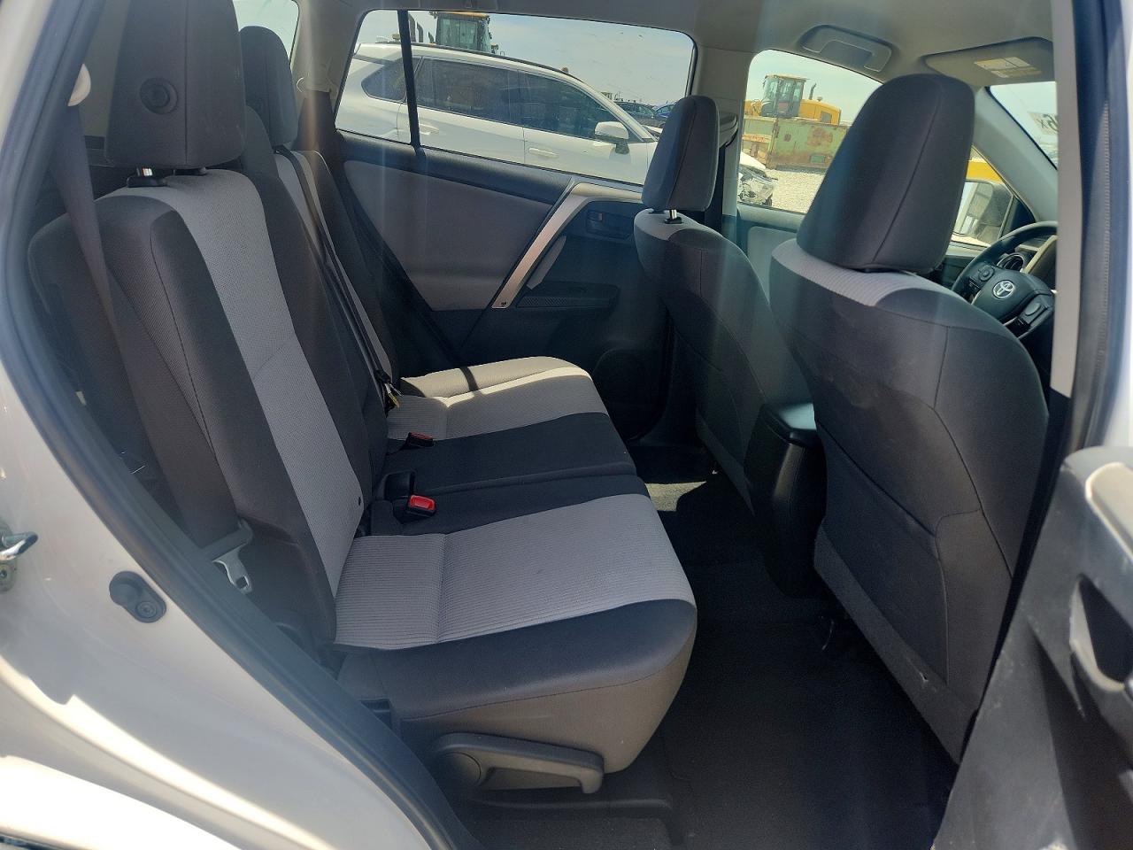 2015 Toyota Rav4 Le White vin: JTMBFREVXFD147475