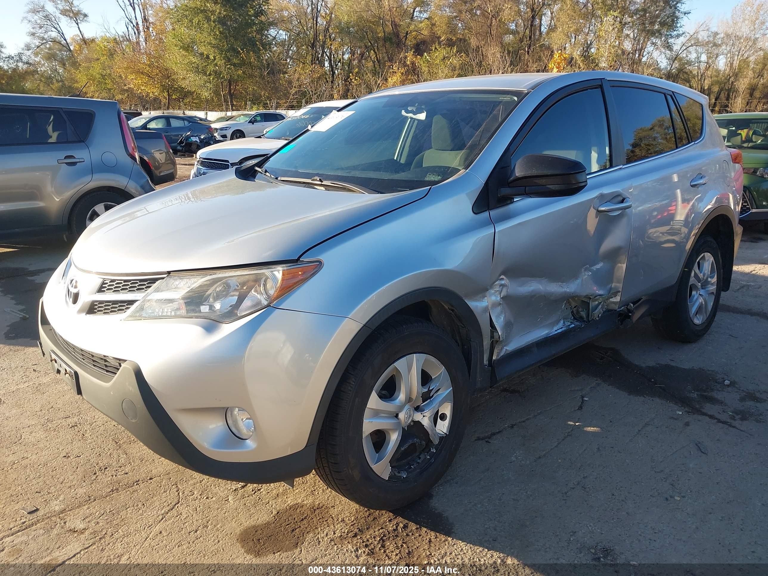 2015 Toyota Rav4 Le Серебряный vin: JTMBFREVXFD159139
