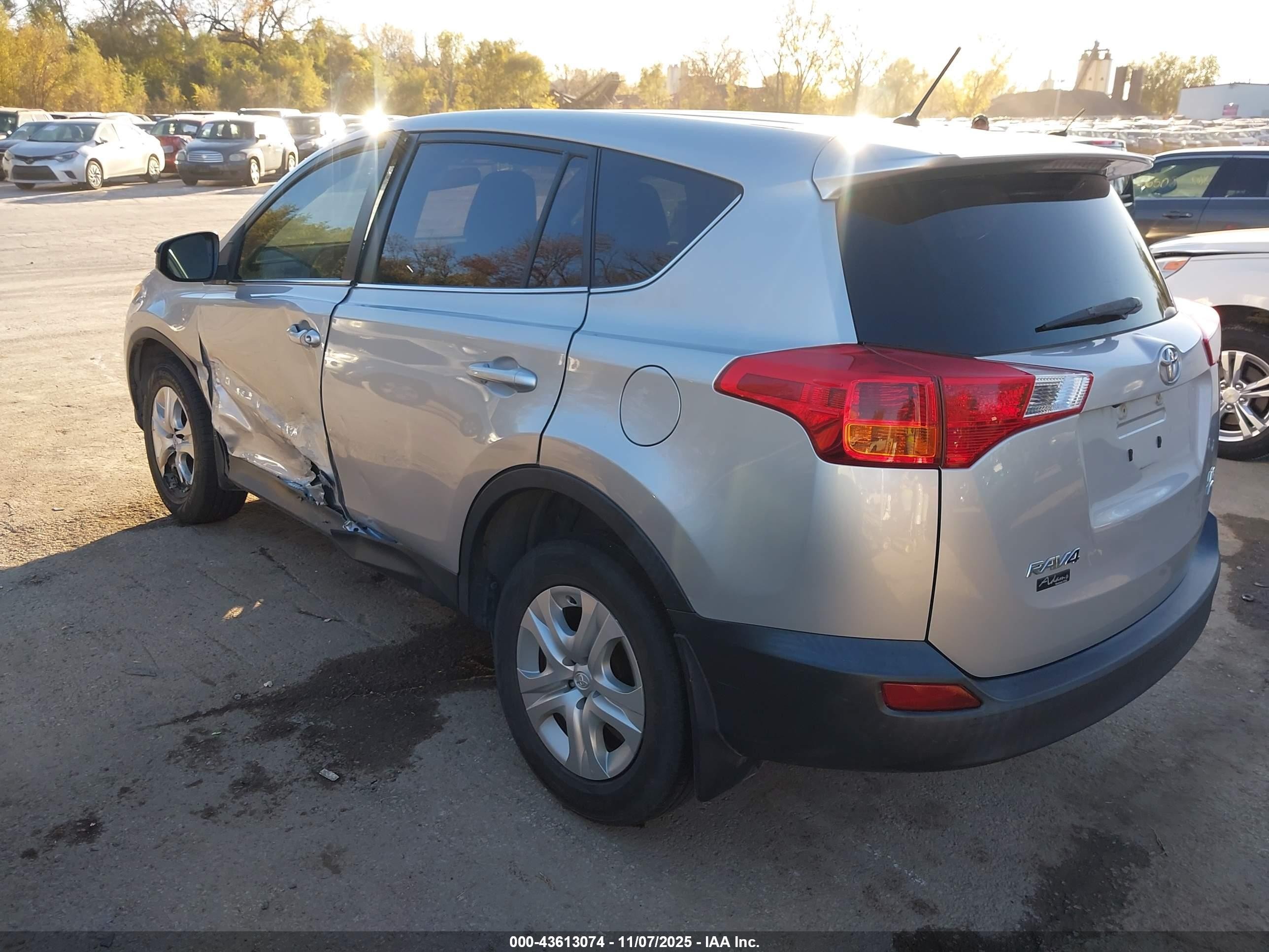 2015 Toyota Rav4 Le Серебряный vin: JTMBFREVXFD159139