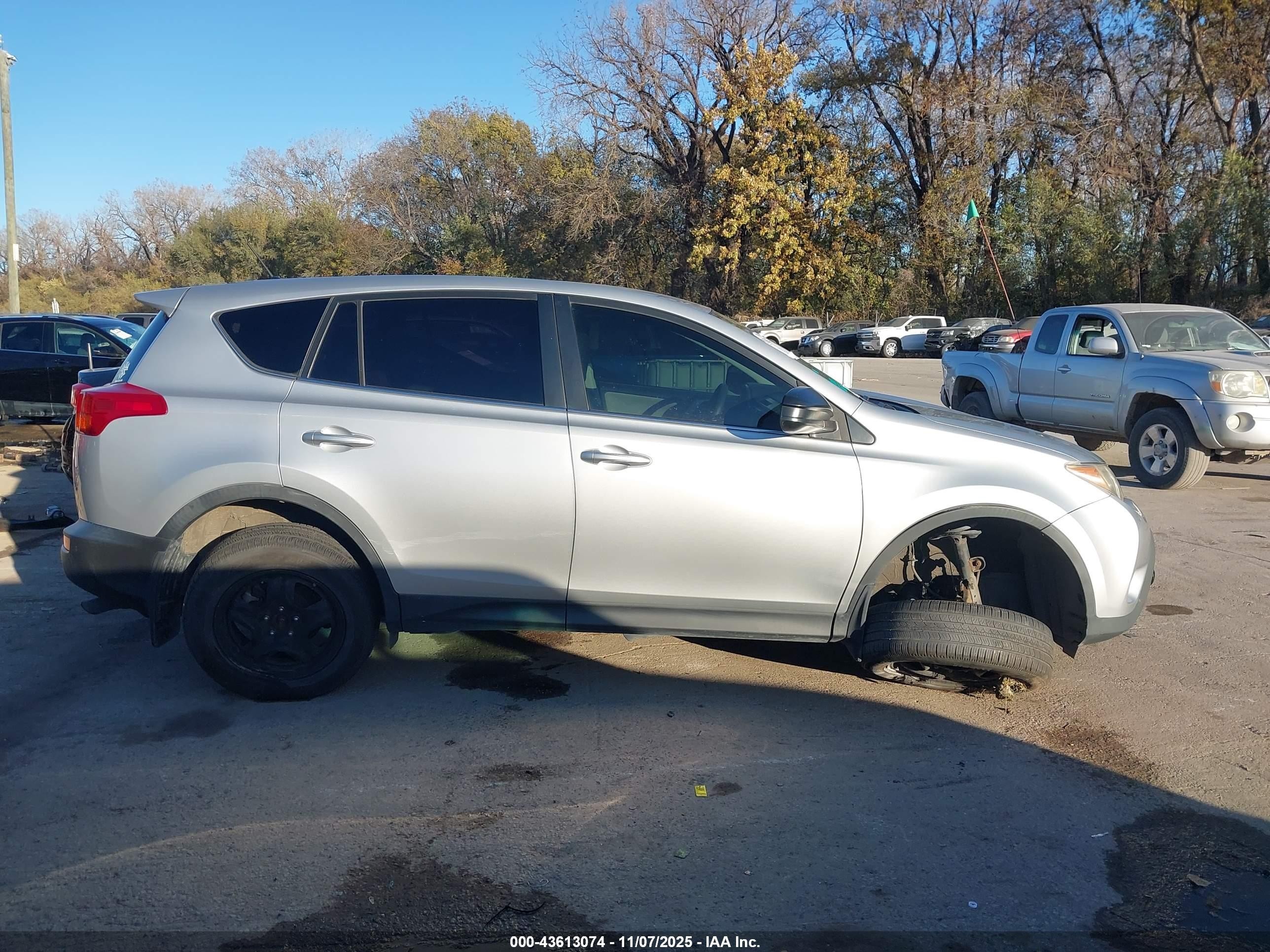 2015 Toyota Rav4 Le Серебряный vin: JTMBFREVXFD159139