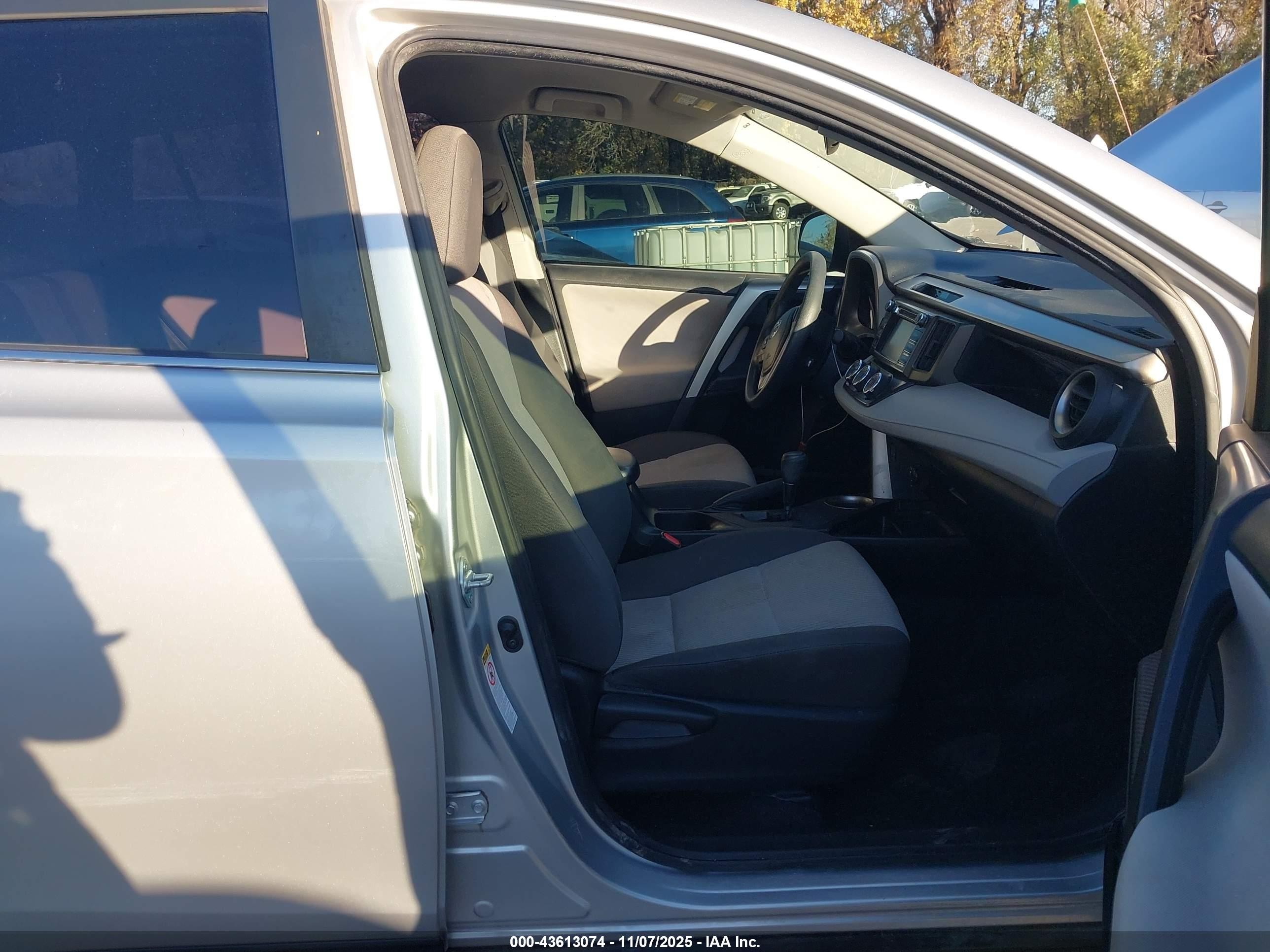 2015 Toyota Rav4 Le Серебряный vin: JTMBFREVXFD159139