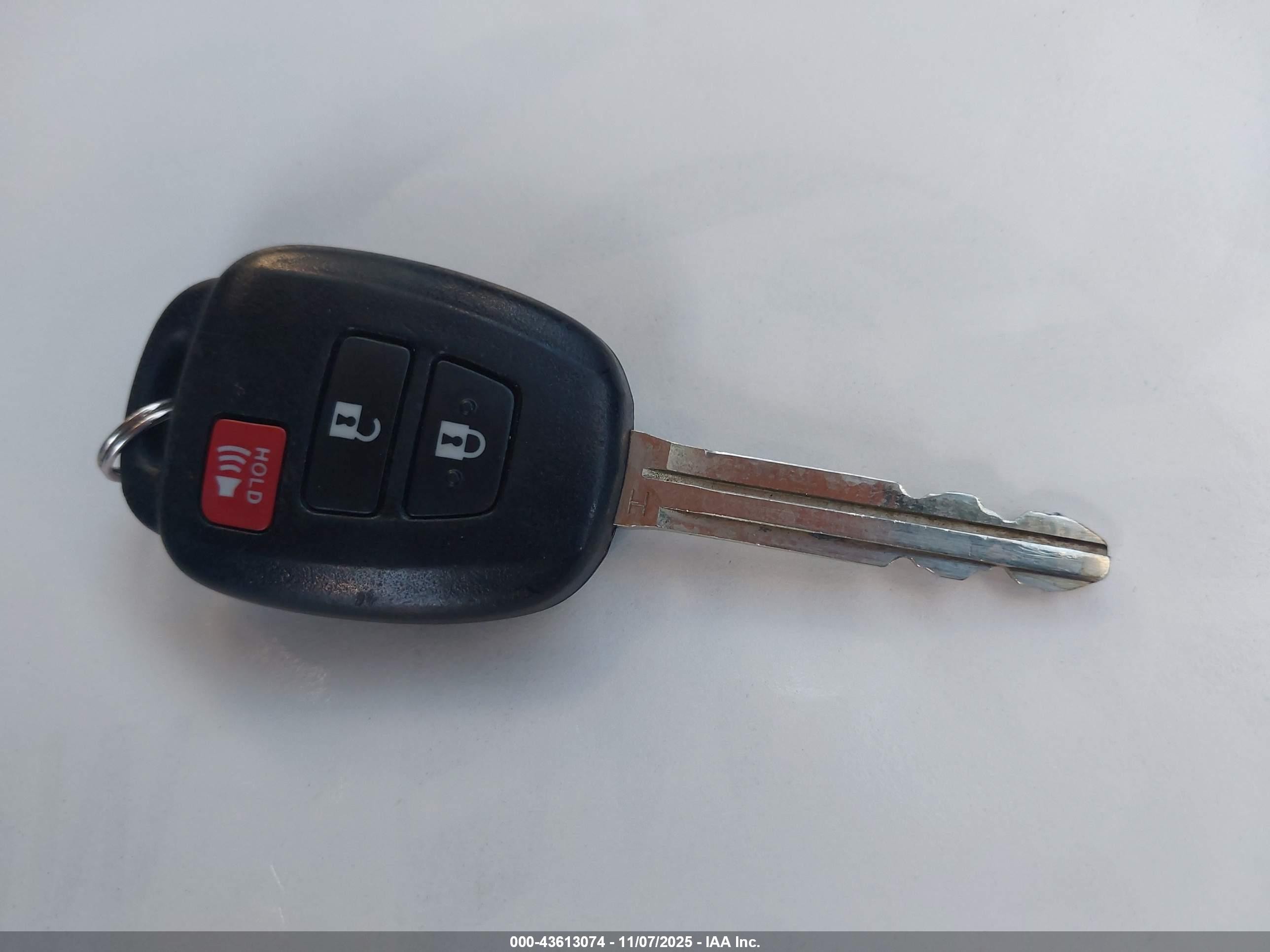 2015 Toyota Rav4 Le Серебряный vin: JTMBFREVXFD159139