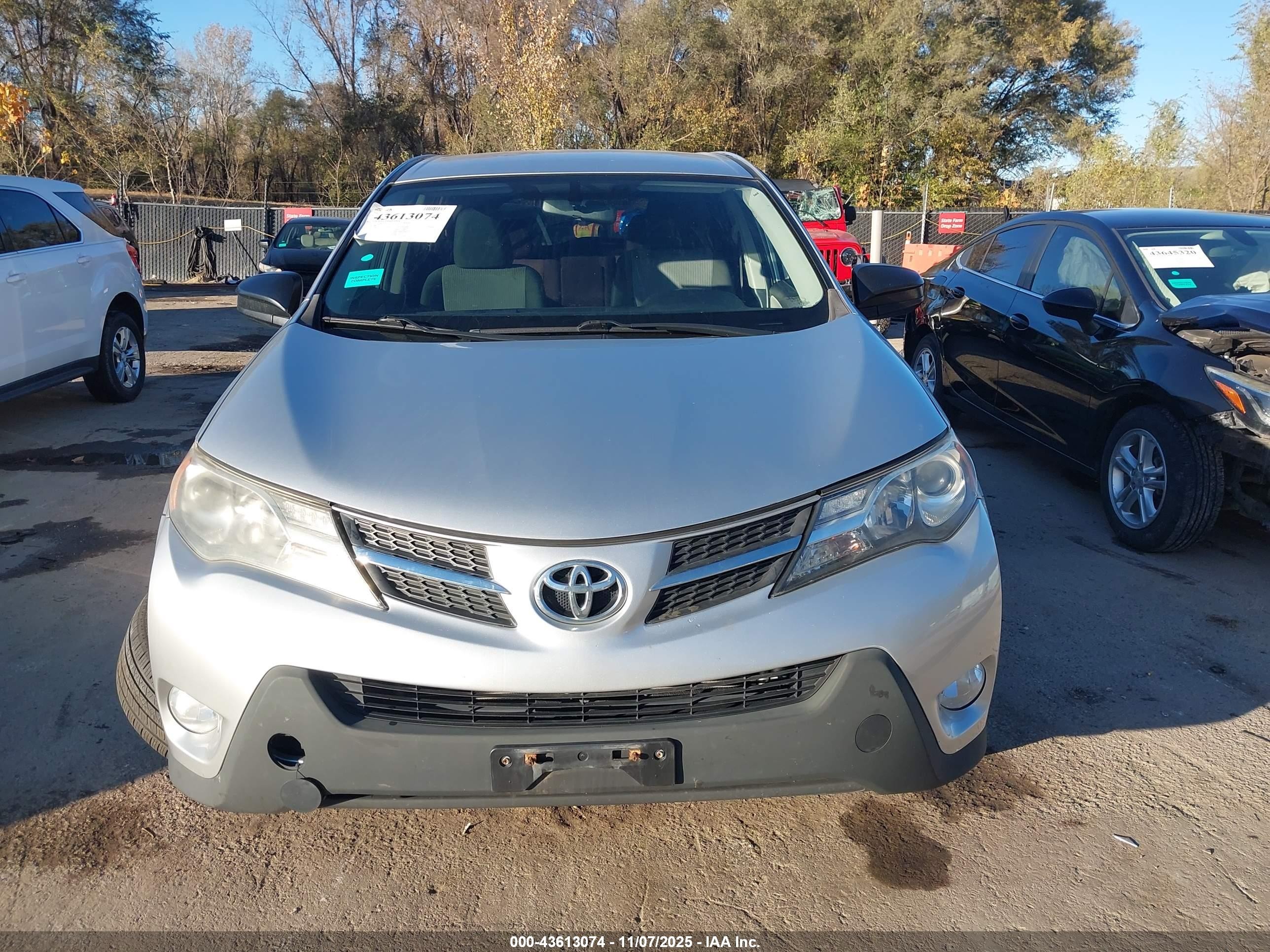 2015 Toyota Rav4 Le Серебряный vin: JTMBFREVXFD159139