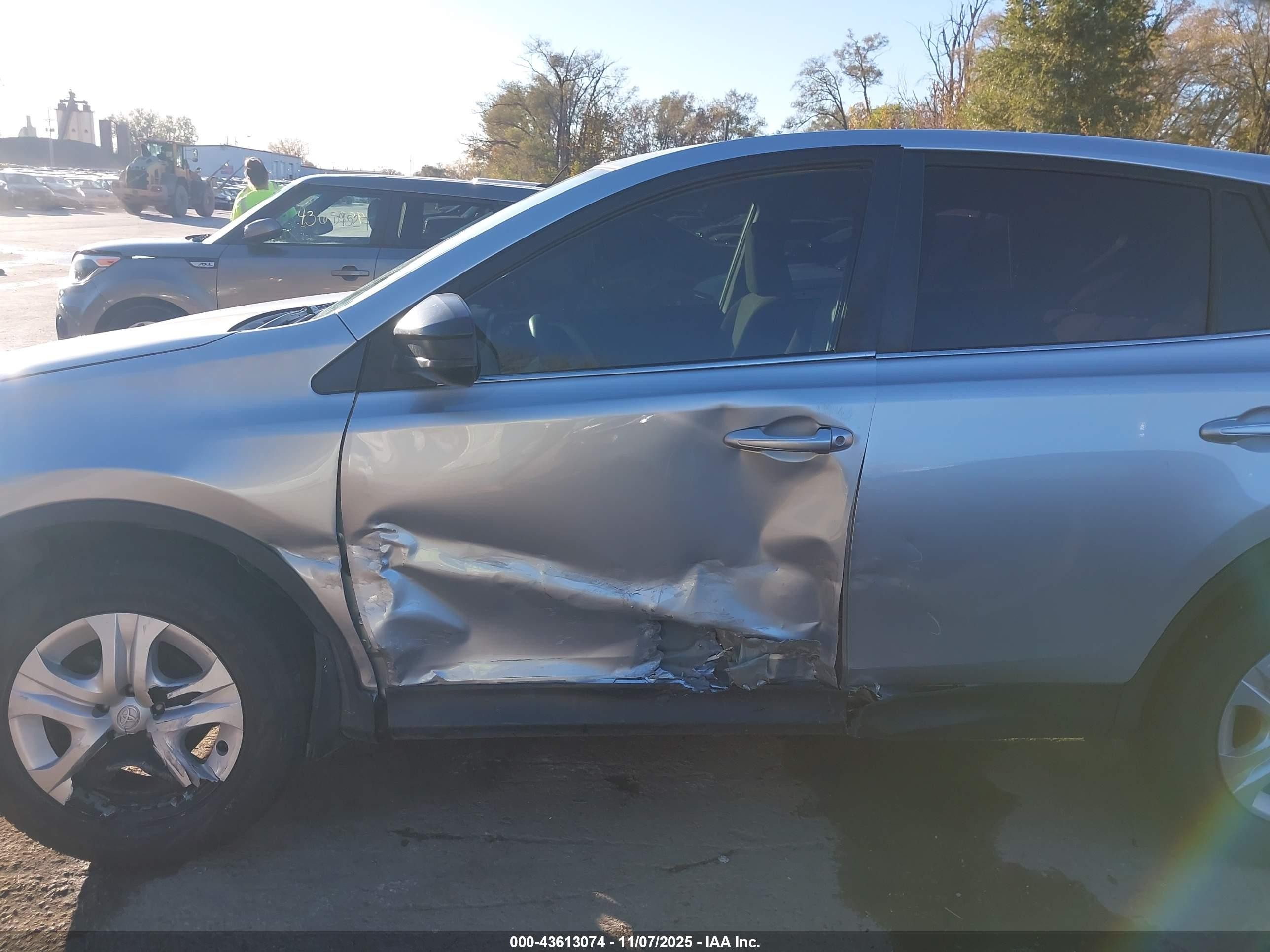 2015 Toyota Rav4 Le Серебряный vin: JTMBFREVXFD159139