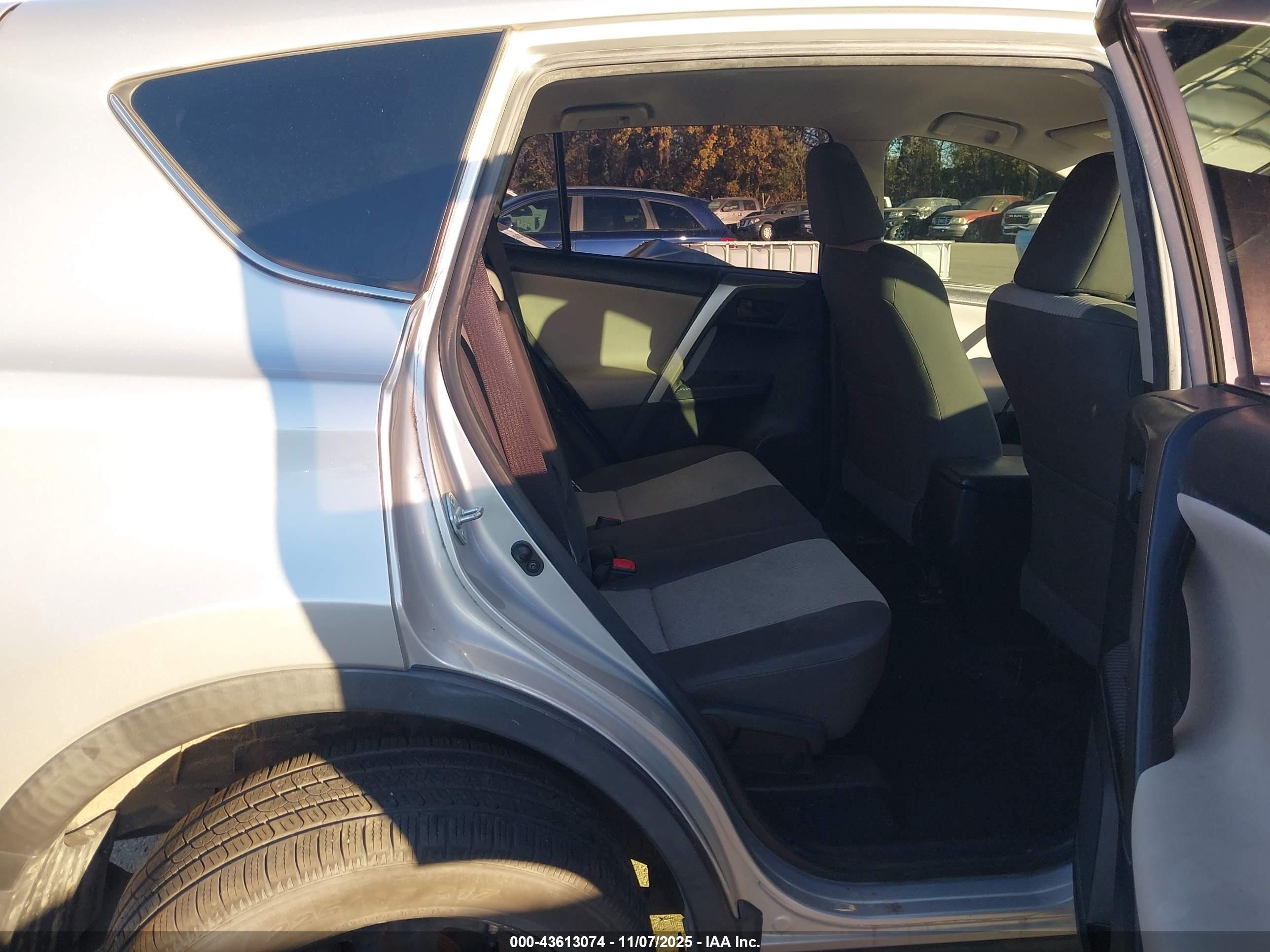 2015 Toyota Rav4 Le Серебряный vin: JTMBFREVXFD159139
